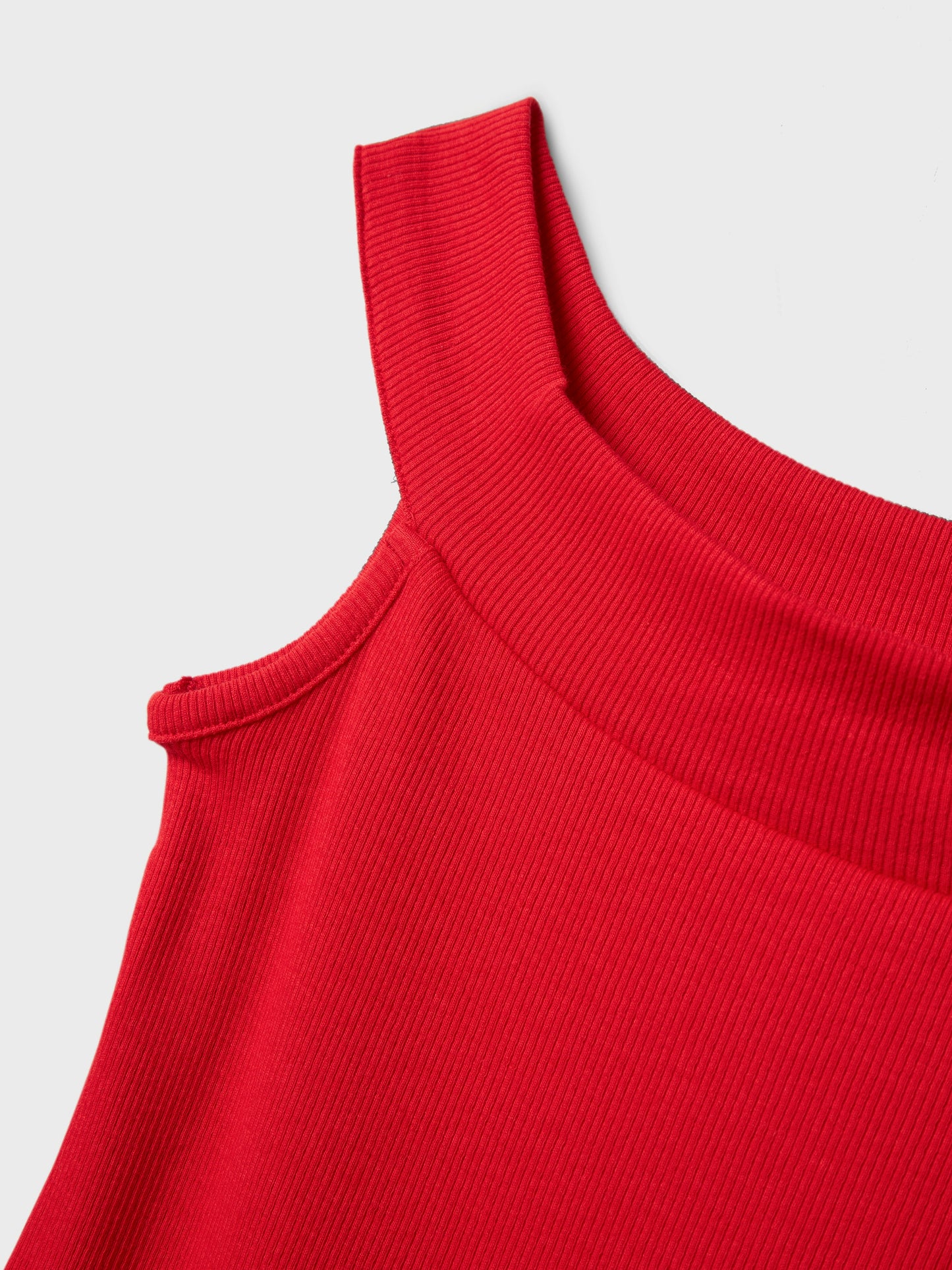 Röd lång ribbad off shoulder klänning till tjej. Långklänning till flicka där du själv väljer om du vill ha axelbanden uppe eller ner på armen. Ekologiska barnkläder från  name it.
NKFFLOMMI SL SLIM LONG DRESS
13241263