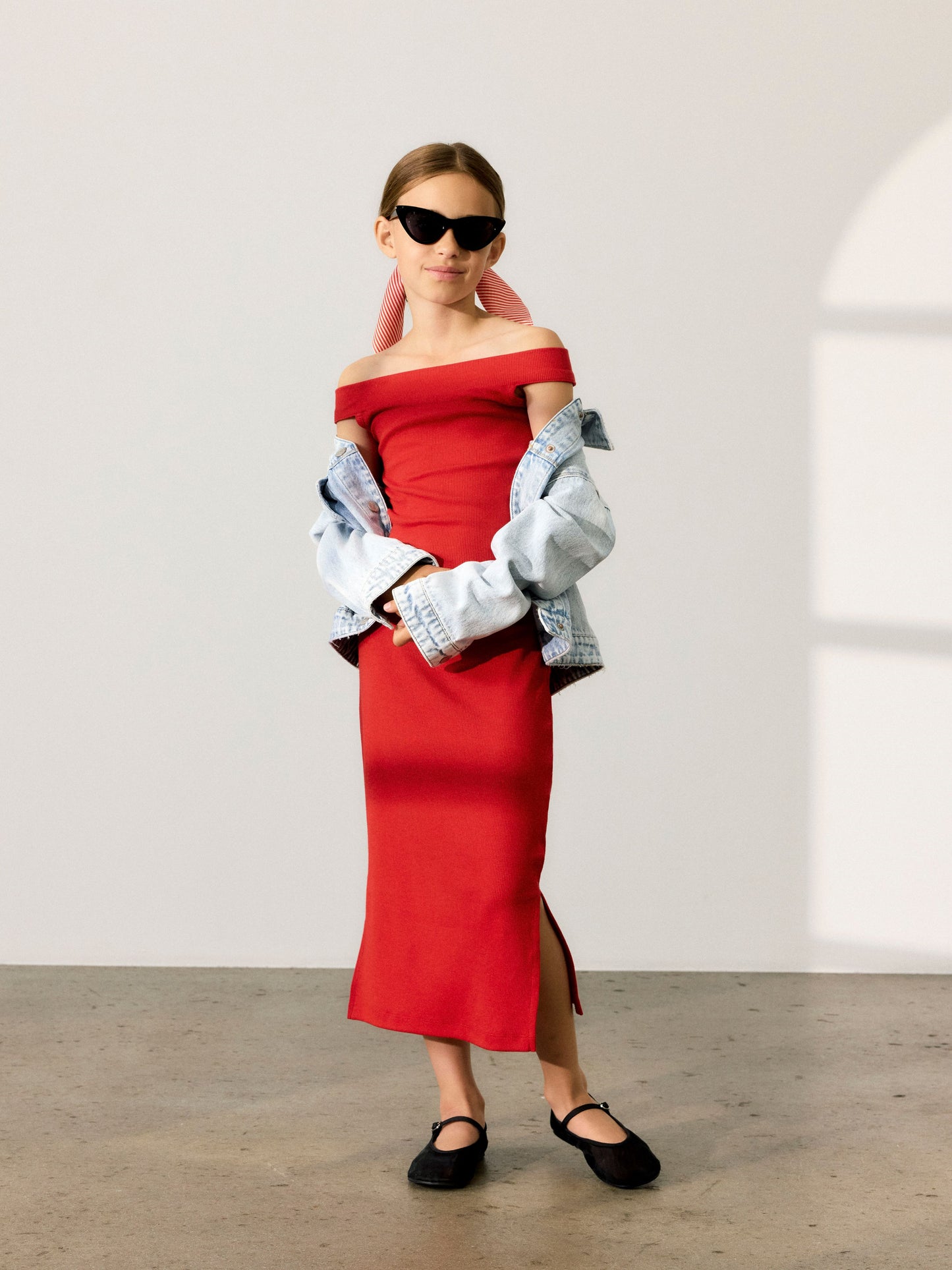 Röd lång ribbad off shoulder klänning till tjej. Långklänning till flicka där du själv väljer om du vill ha axelbanden uppe eller ner på armen. Ekologiska barnkläder från  name it.
NKFFLOMMI SL SLIM LONG DRESS
13241263