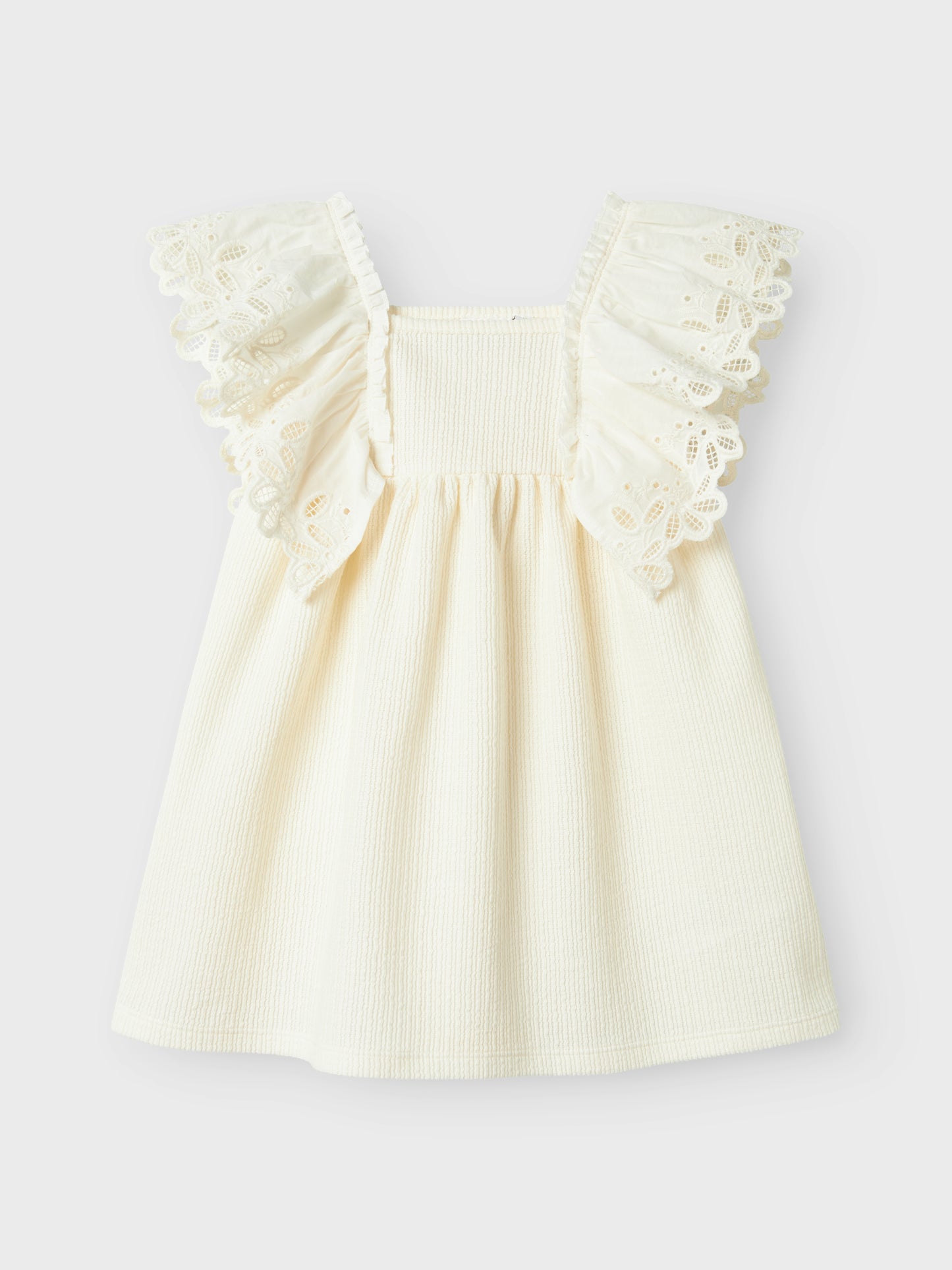 Vacker vit sommar klänning till flicka. Ekologiska barnkläder från Name it när de är som allra bäst. Söt finklänning  både till vardag och fest, midsommar och lek.
NMFFRIJO SS DRESS
13241101