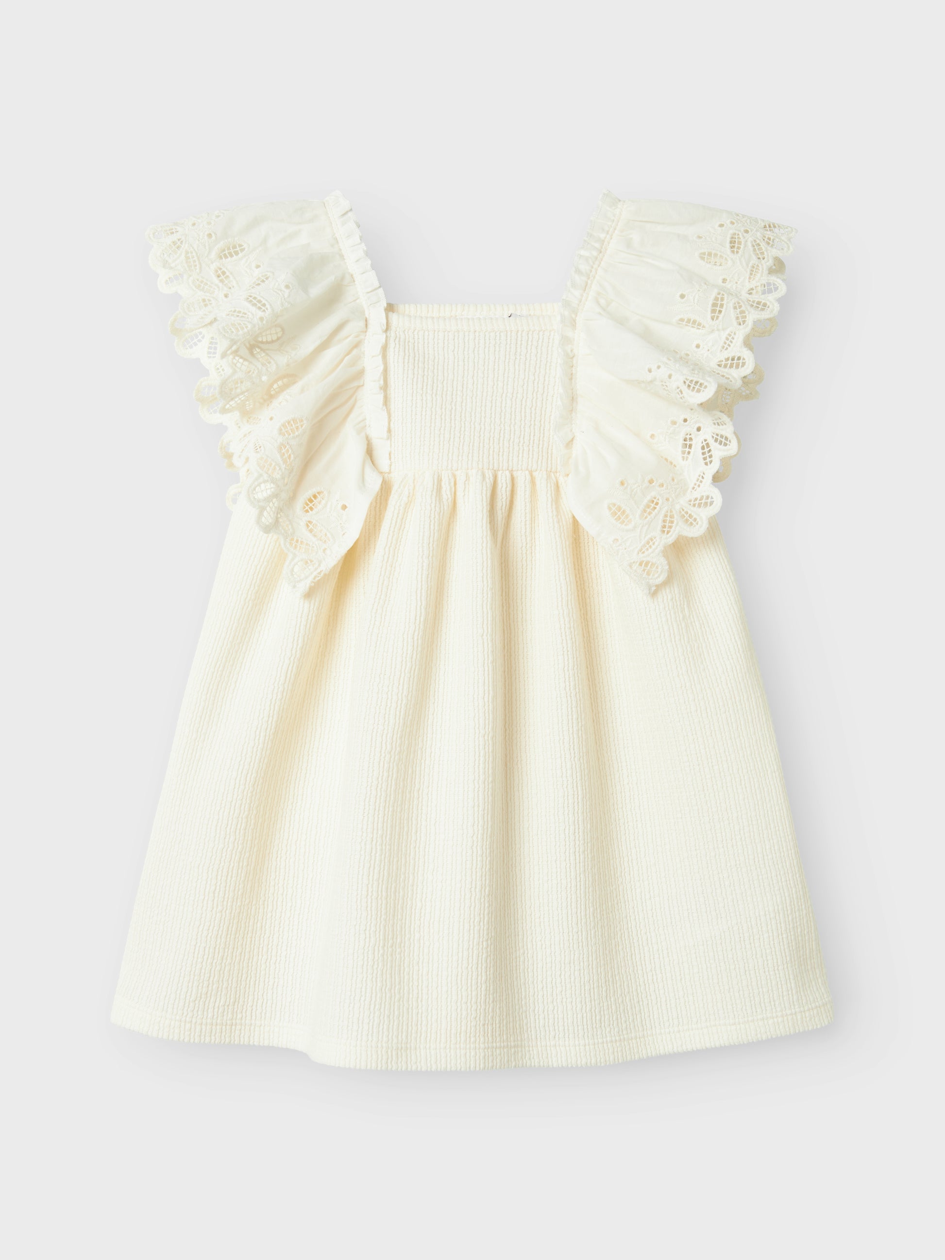 Vacker vit sommar klänning till flicka. Ekologiska barnkläder från Name it när de är som allra bäst. Söt finklänning  både till vardag och fest, midsommar och lek.
NMFFRIJO SS DRESS
13241101