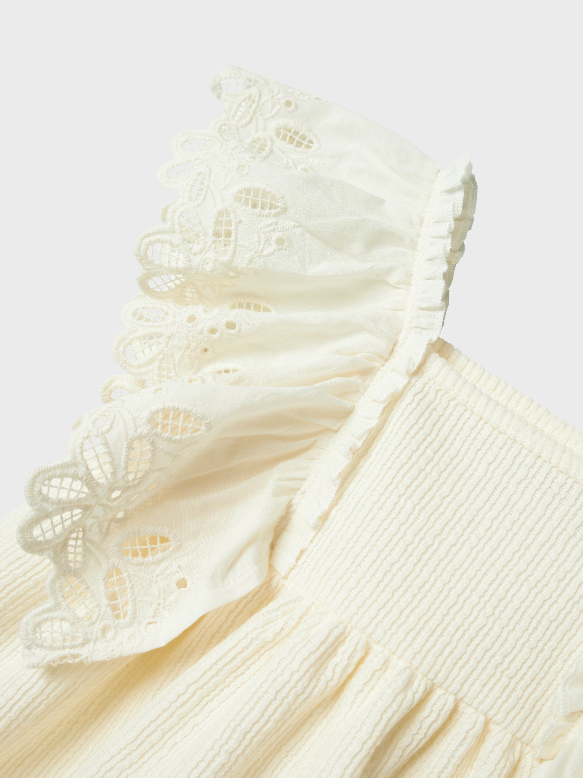 Vacker vit sommar klänning till flicka. Ekologiska barnkläder från Name it när de är som allra bäst. Söt finklänning  både till vardag och fest, midsommar och lek.
NMFFRIJO SS DRESS
13241101