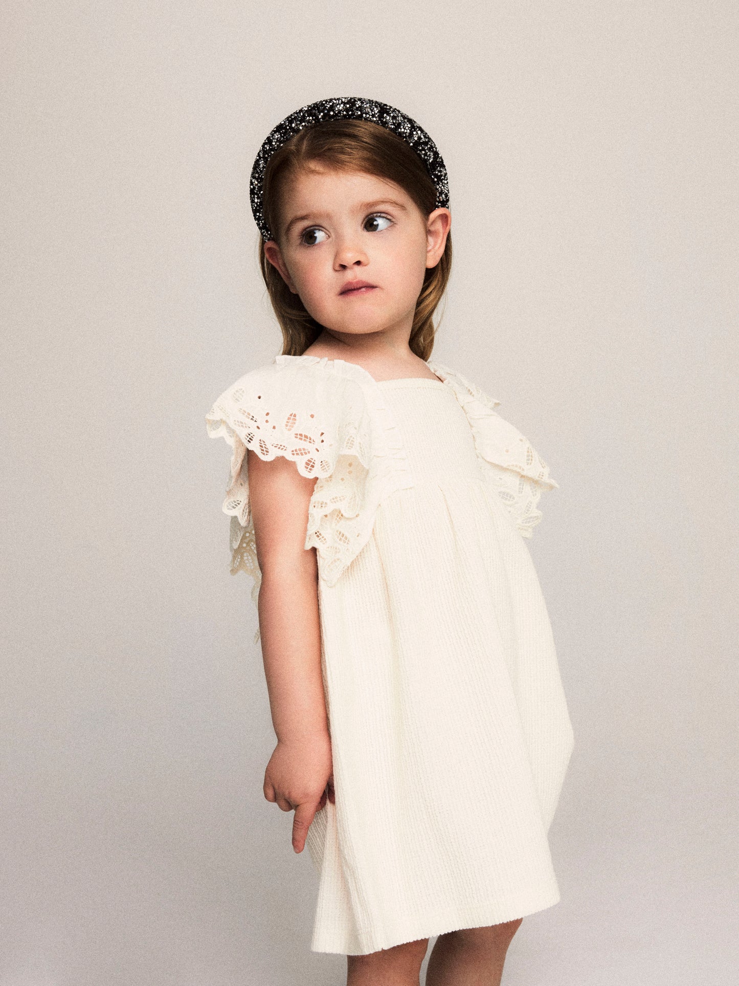 Vacker vit sommar klänning till flicka. Ekologiska barnkläder från Name it när de är som allra bäst. Söt finklänning  både till vardag och fest, midsommar och lek.
NMFFRIJO SS DRESS
13241101