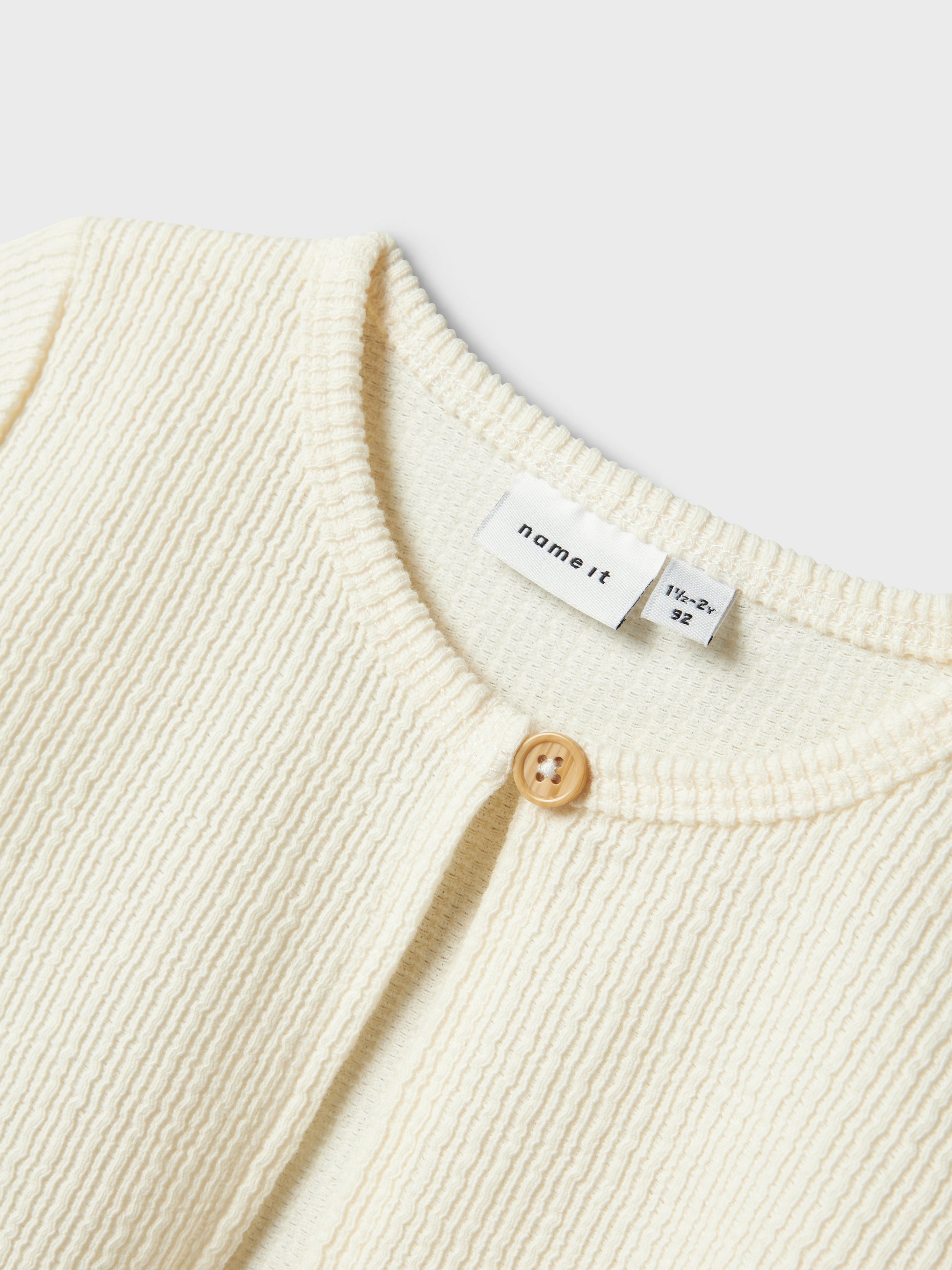 Vit kofta med en knapp till flicka. Ekologiska barnkläder från Name it, Vit cardigan 
NMFFRIJO LS SHORT CARD
13241178