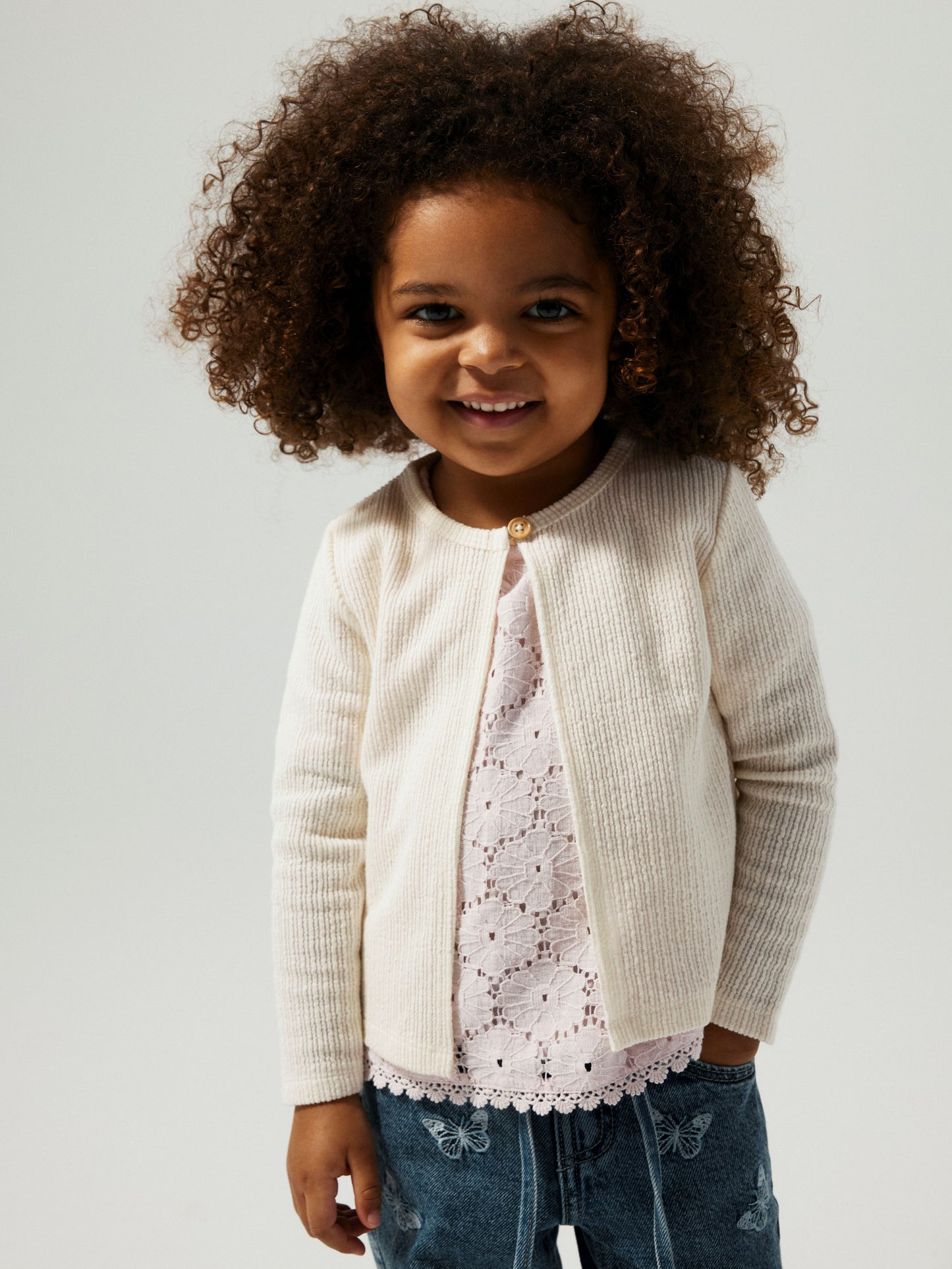 Vit kofta med en knapp till flicka. Ekologiska barnkläder från Name it, Vit cardigan 
NMFFRIJO LS SHORT CARD
13241178