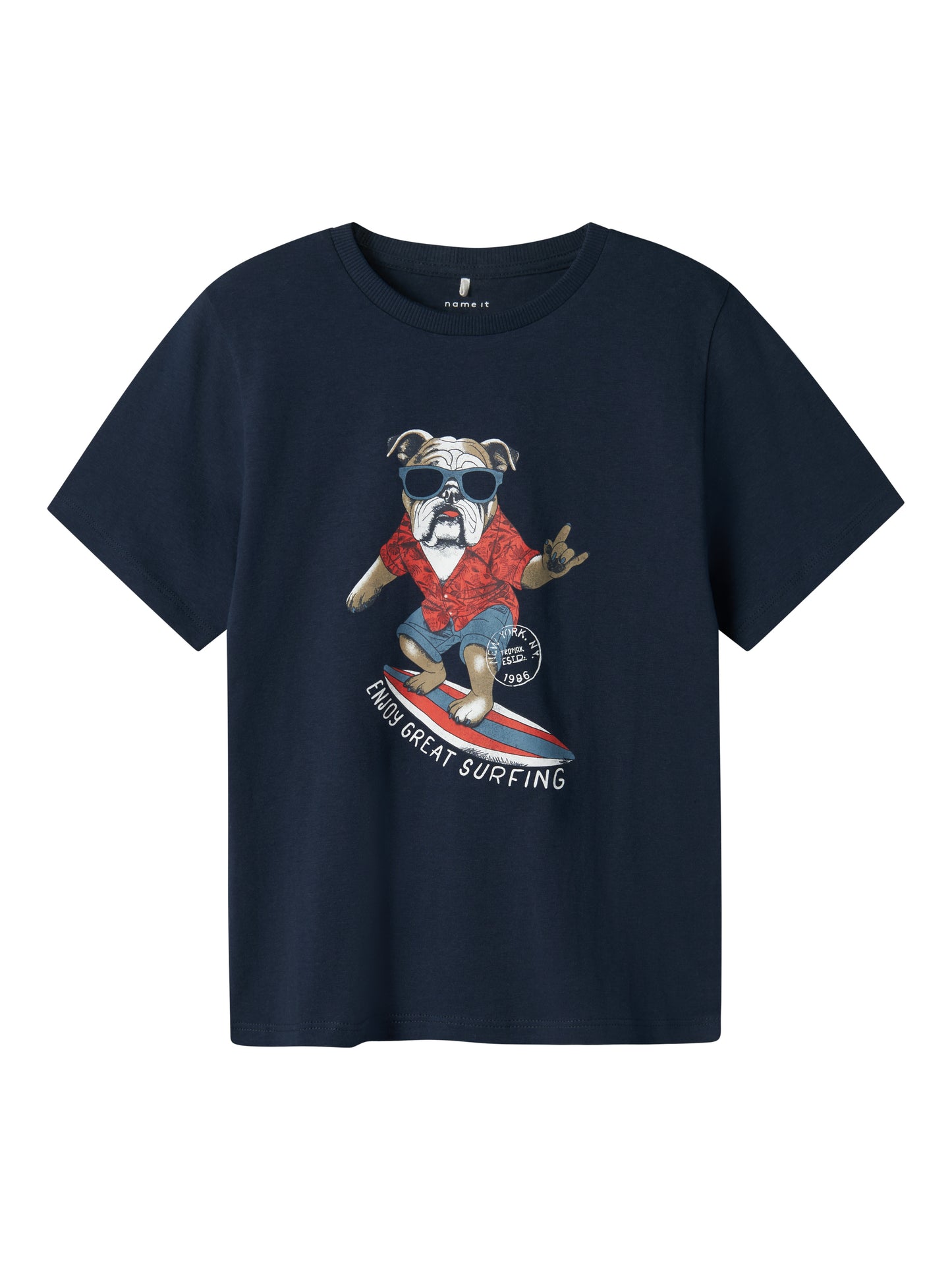 Blå kortärmad t-shirt till pojke, kille. Ekologiska barn kläder från Name it. Hund, surfbräda i roligt print på cool sommar t-shirt.
NKMFULDME SS TOP BOX
13241615