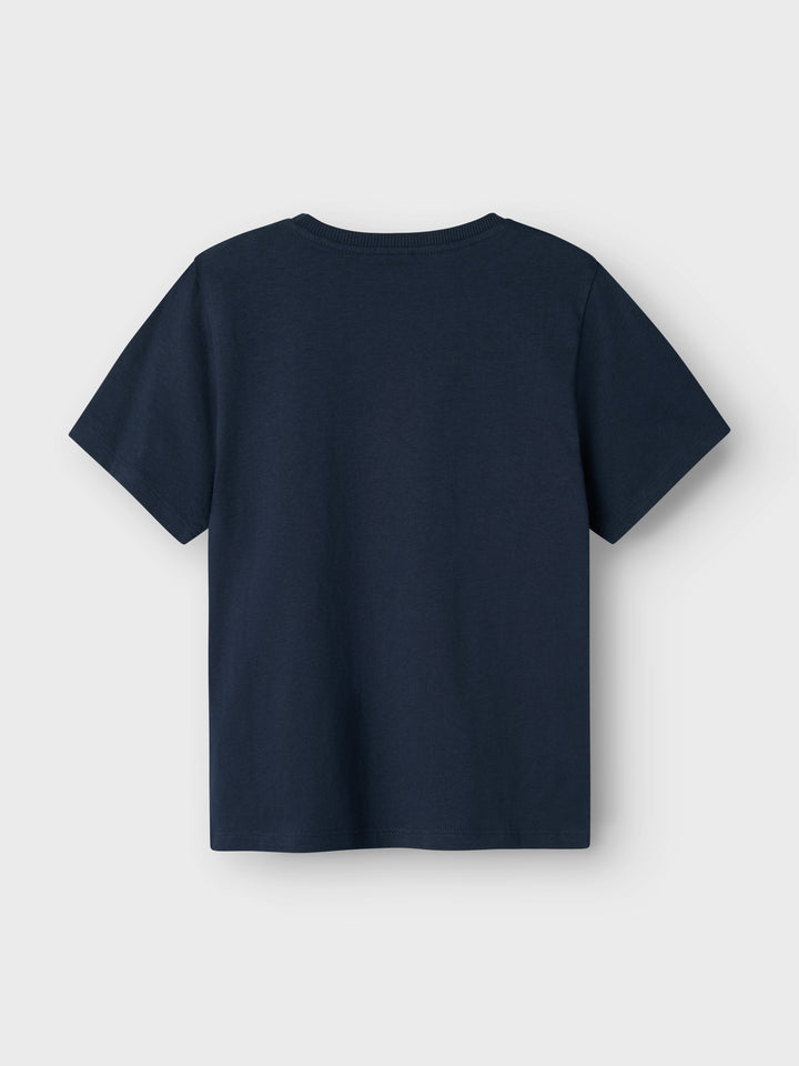 Blå kortärmad t-shirt till pojke, kille. Ekologiska barn kläder från Name it. Hund, surfbräda i roligt print på cool sommar t-shirt.
NKMFULDME SS TOP BOX
13241615