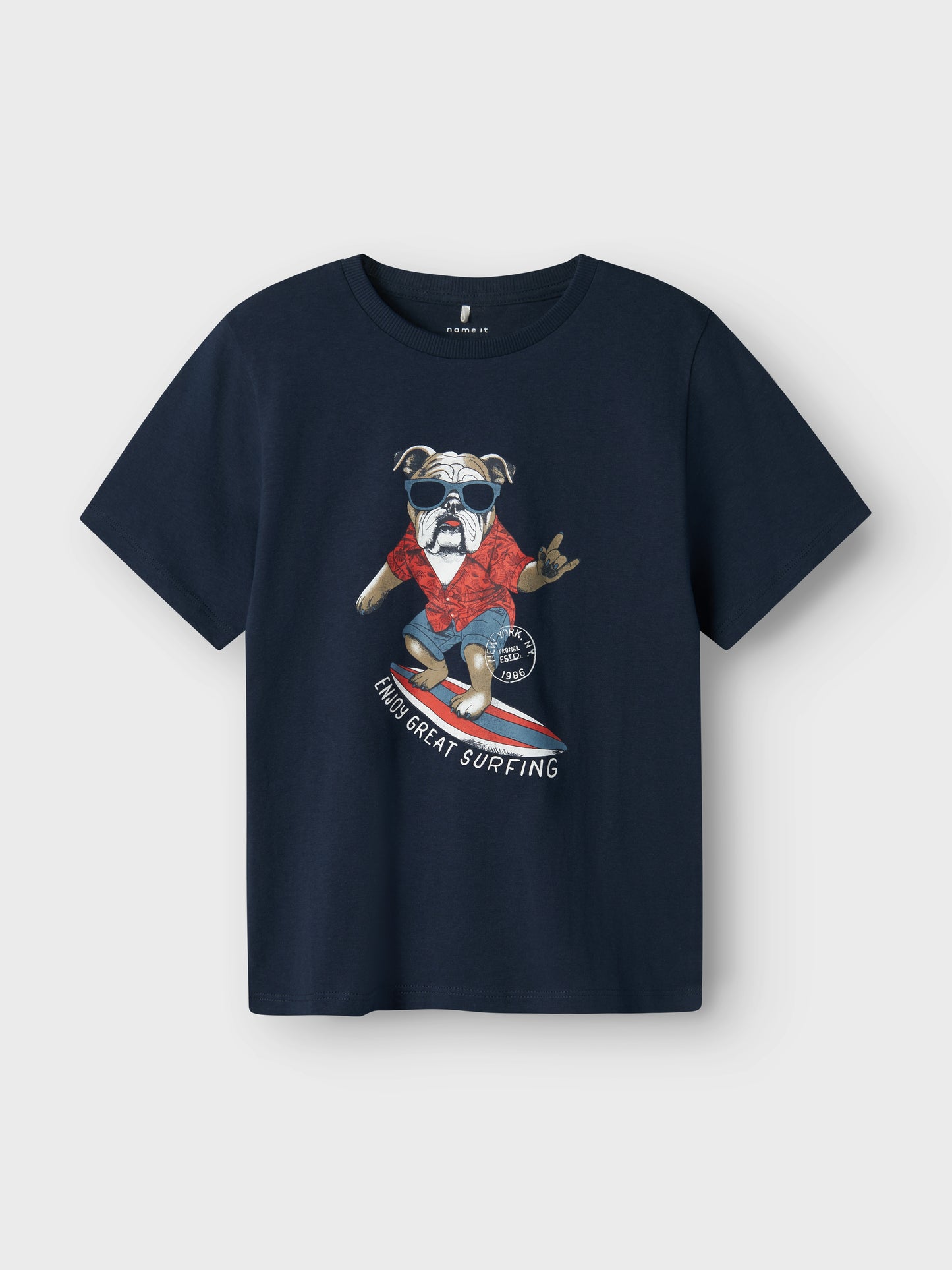 Blå kortärmad t-shirt till pojke, kille. Ekologiska barn kläder från Name it. Hund, surfbräda i roligt print på cool sommar t-shirt.
NKMFULDME SS TOP BOX
13241615