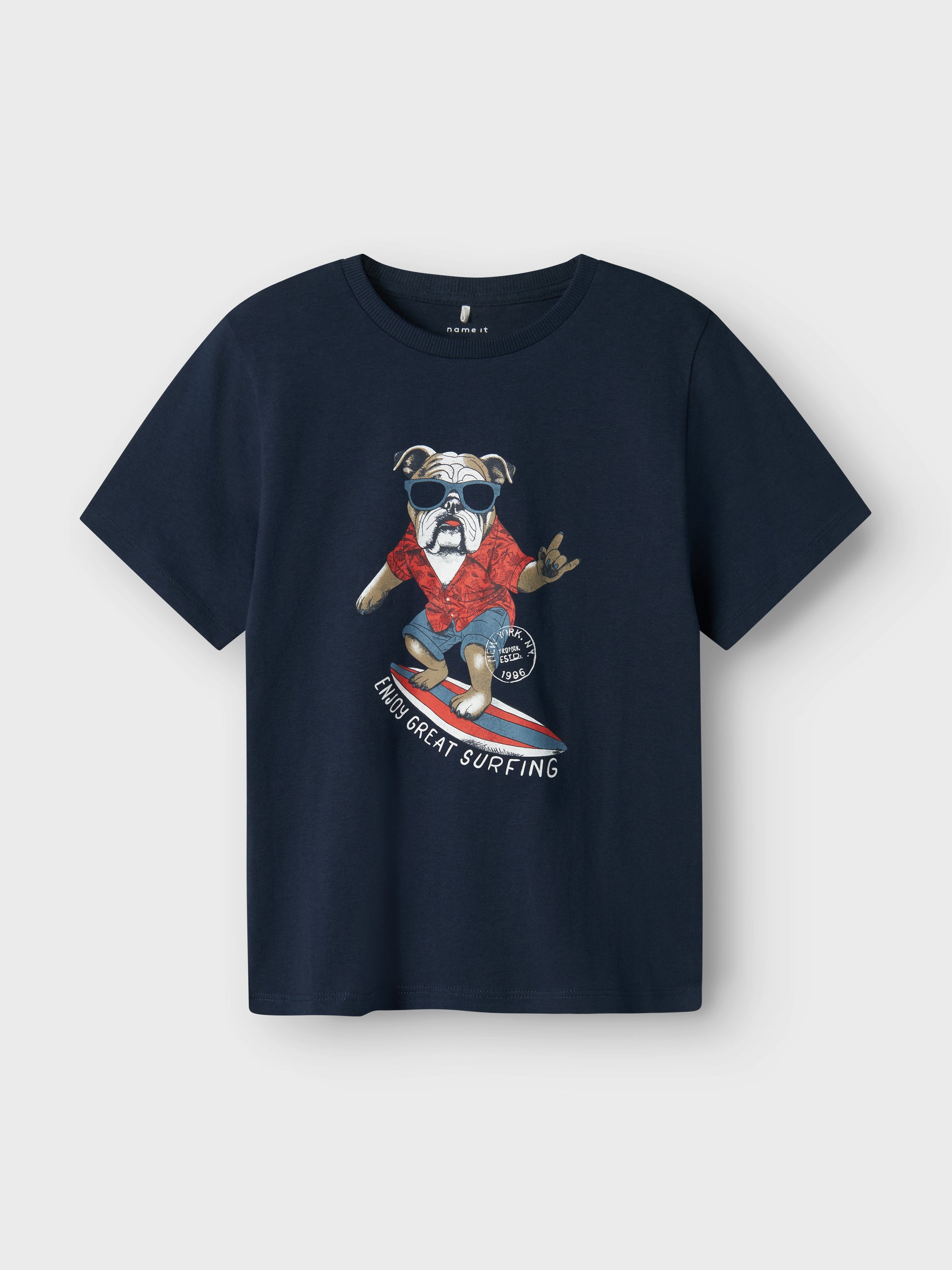 Blå kortärmad t-shirt till pojke, kille. Ekologiska barn kläder från Name it. Hund, surfbräda i roligt print på cool sommar t-shirt.
NKMFULDME SS TOP BOX
13241615
