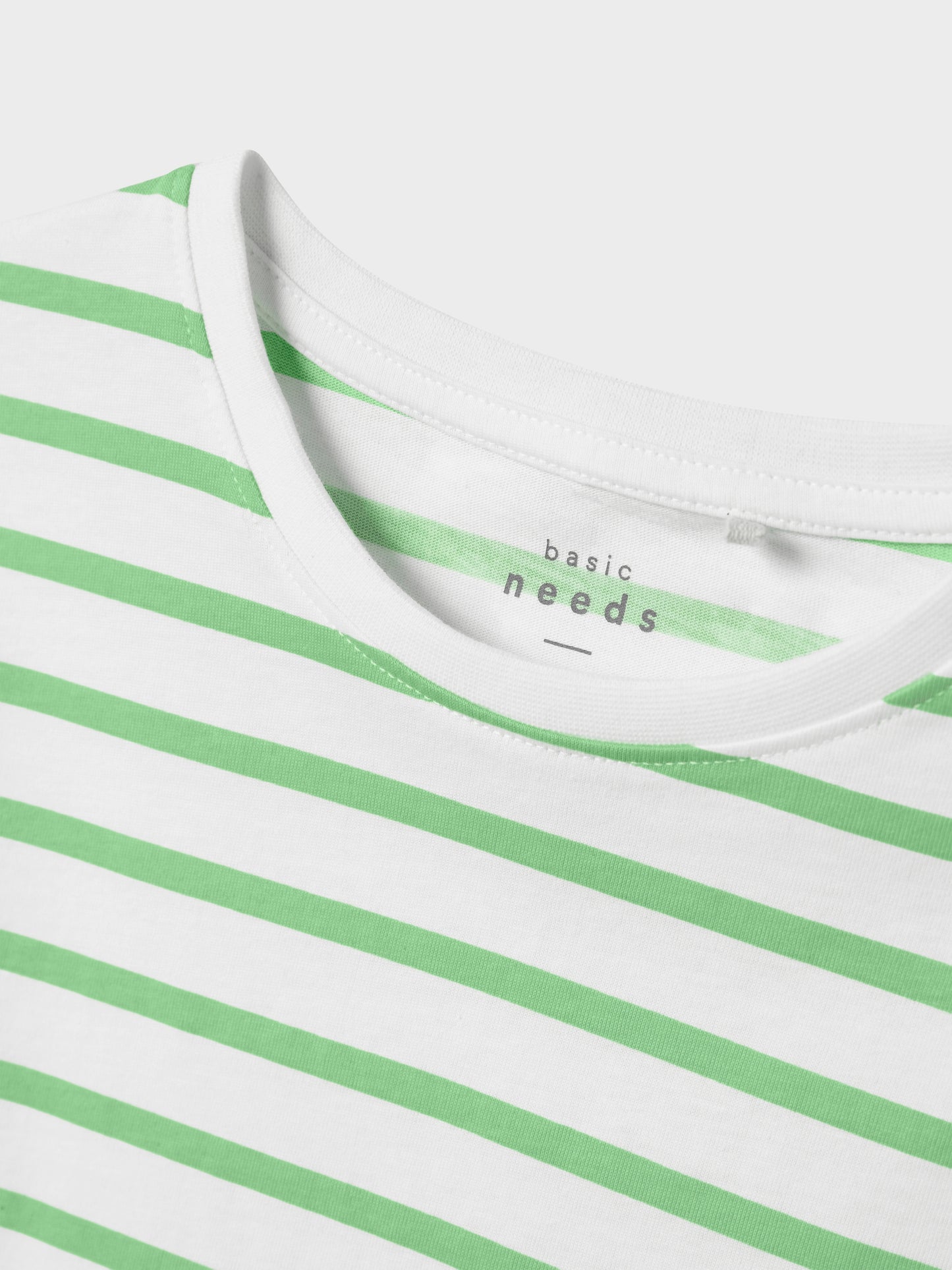 Randig t-shirt boxy topp till flicka, tjej. Barn tröja i grön och vit från Name it.
NKFVITANNI SS SHORT RLX TOP
13241646