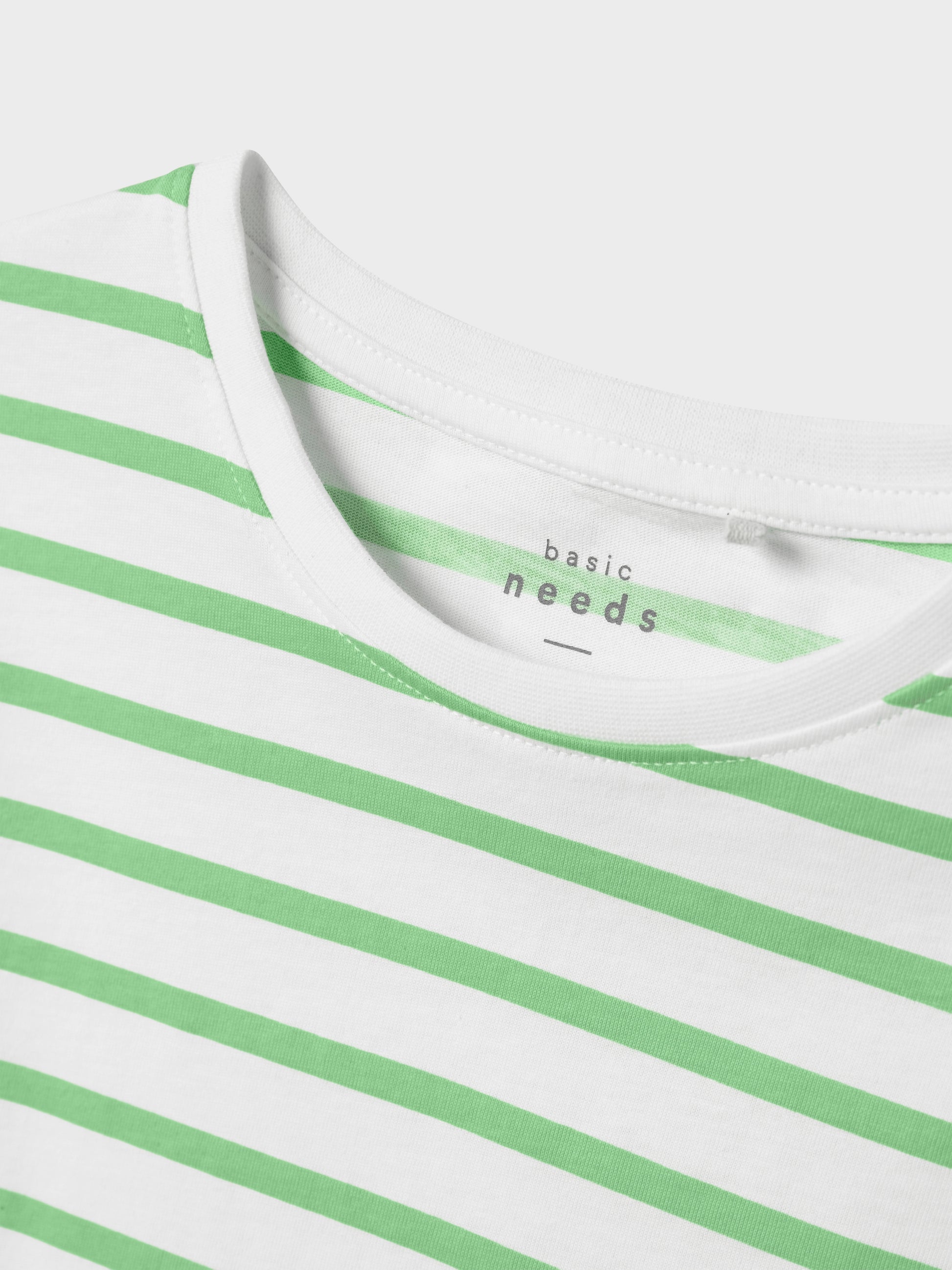 Randig t-shirt boxy topp till flicka, tjej. Barn tröja i grön och vit från Name it.
NKFVITANNI SS SHORT RLX TOP
13241646