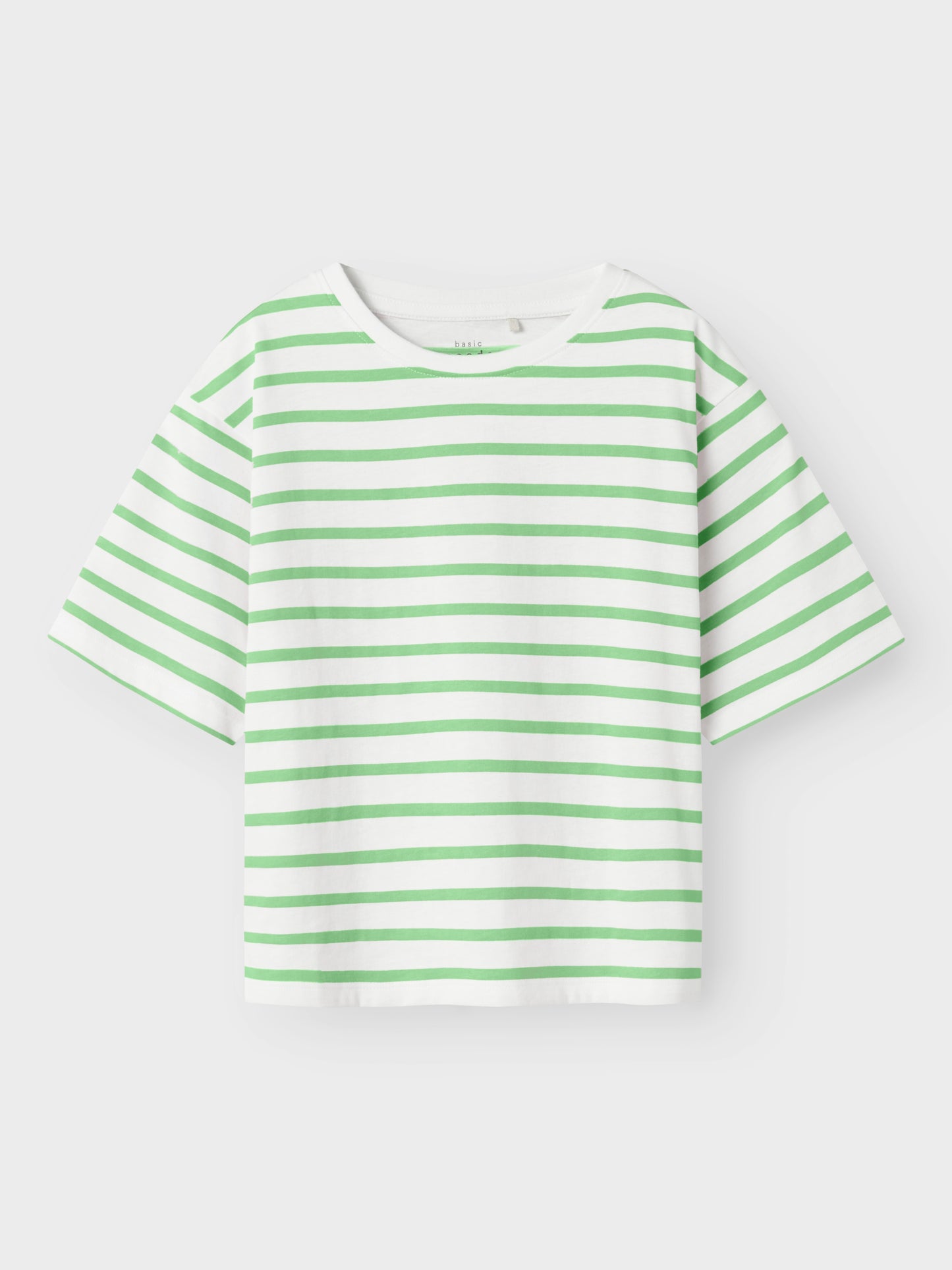 Randig t-shirt boxy topp till flicka, tjej. Barn tröja i grön och vit från Name it.
NKFVITANNI SS SHORT RLX TOP
13241646
