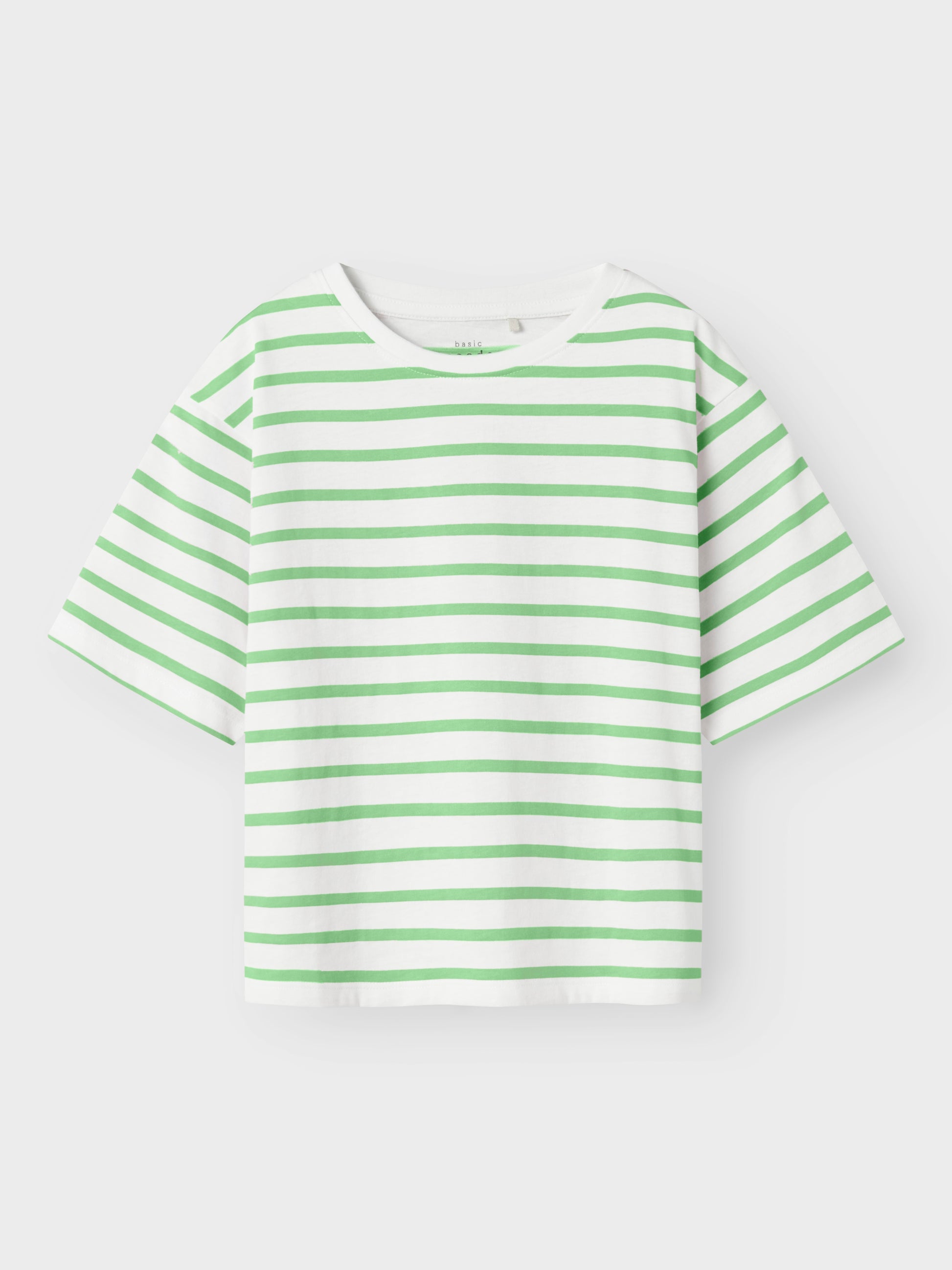 Randig t-shirt boxy topp till flicka, tjej. Barn tröja i grön och vit från Name it.
NKFVITANNI SS SHORT RLX TOP
13241646