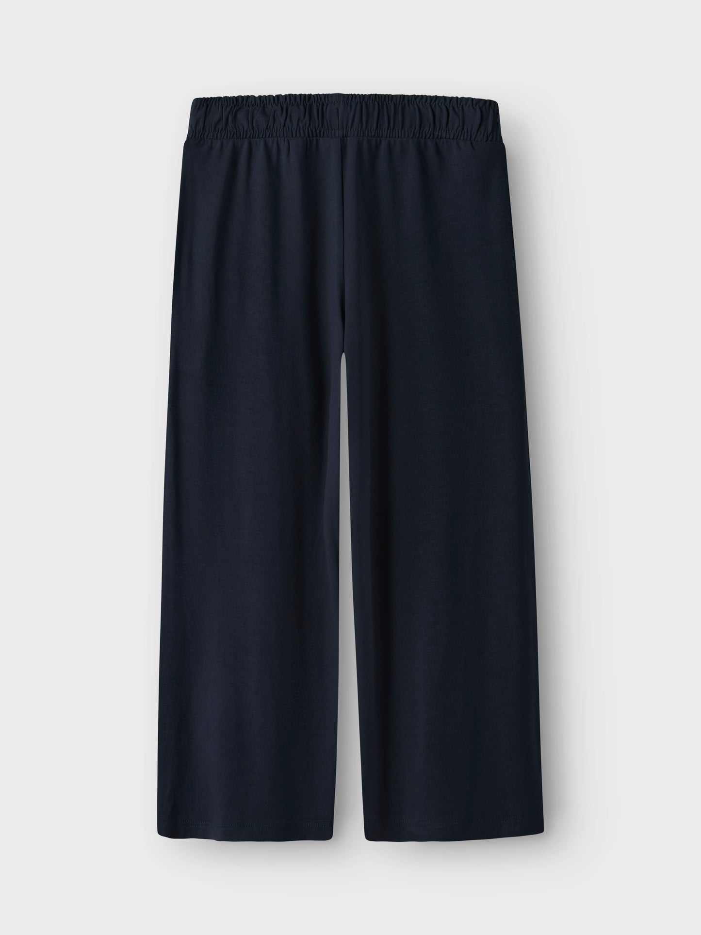 Mörk blå culotte byxa till ficka. Tjej byxor kort modell, perfekt för varma sommar dagar. 
NKFVULOTTE CULOTTE PANT
13227481