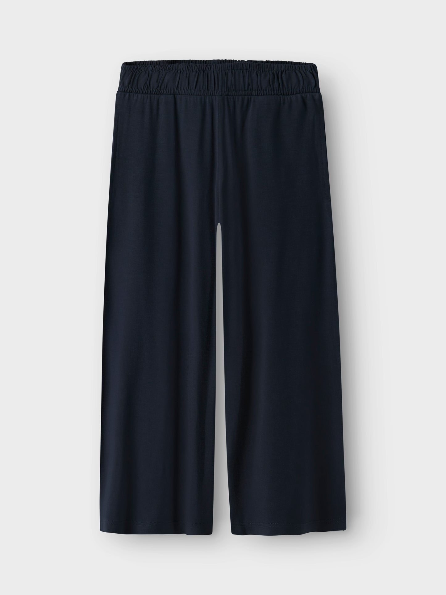 Mörk blå culotte byxa till ficka. Tjej byxor kort modell, perfekt för varma sommar dagar. 
NKFVULOTTE CULOTTE PANT
13227481