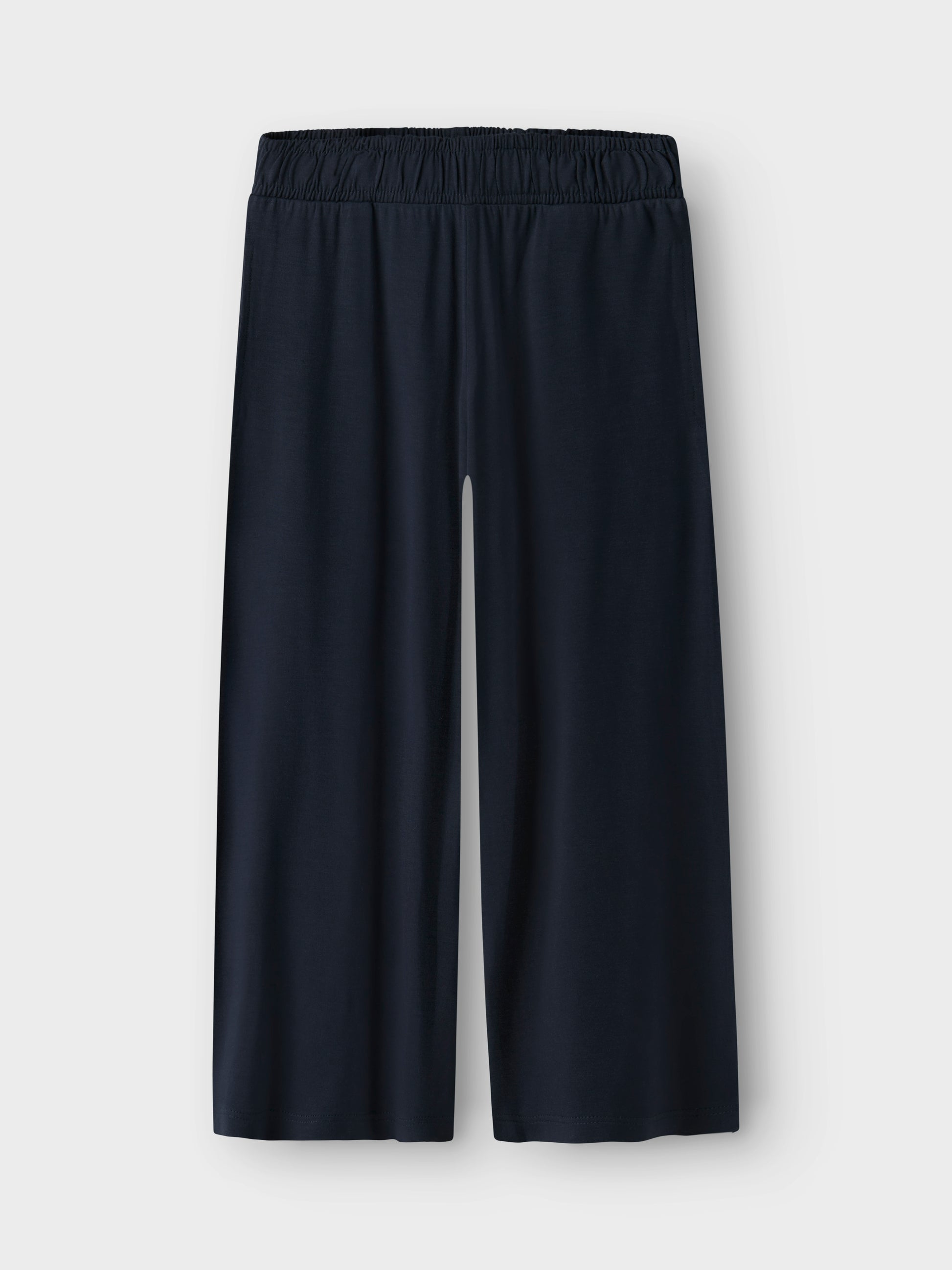 Mörk blå culotte byxa till ficka. Tjej byxor kort modell, perfekt för varma sommar dagar. 
NKFVULOTTE CULOTTE PANT
13227481