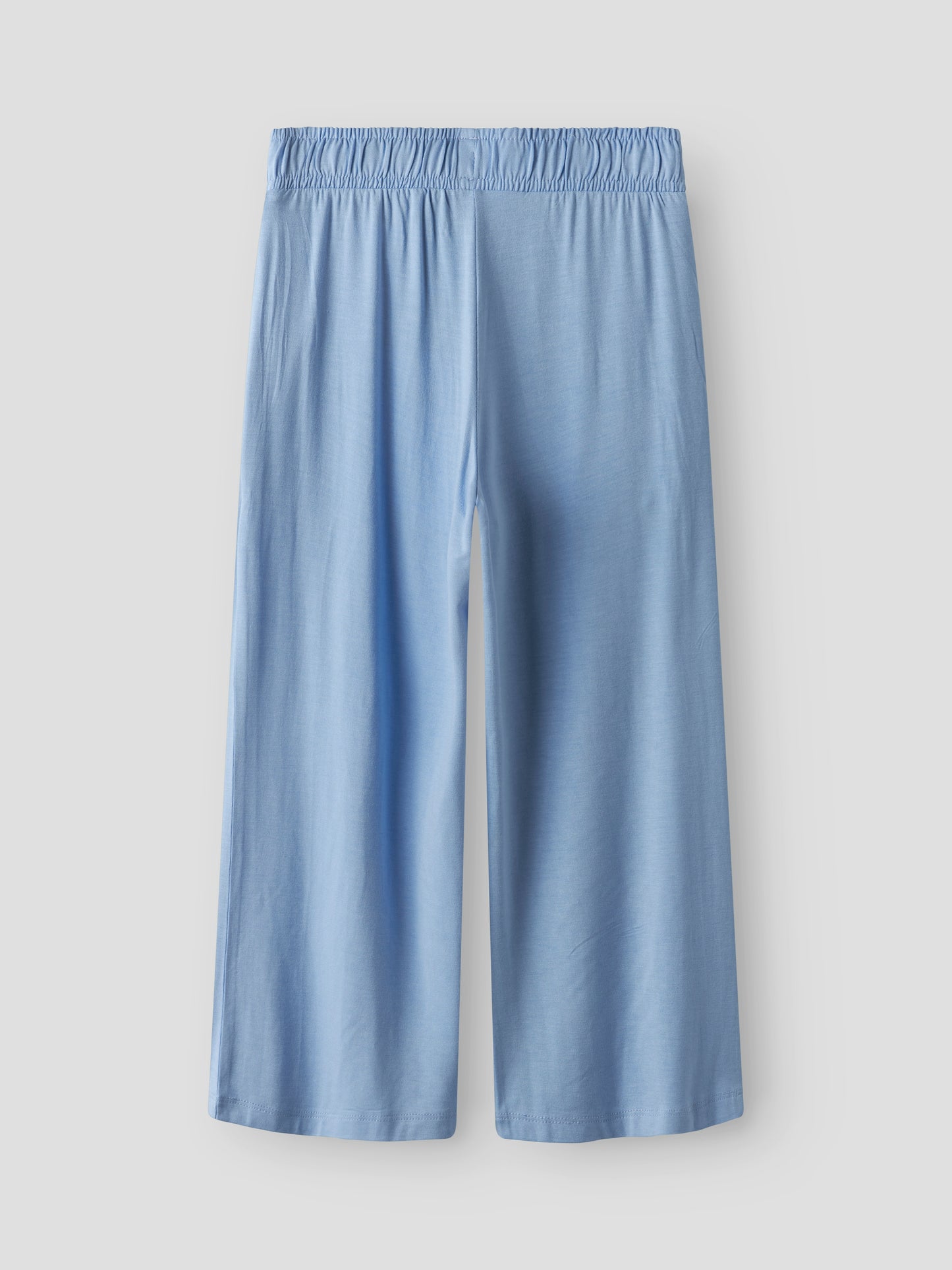 Ljusblå culotte byxa till ficka. Tjej byxor kort modell, perfekt för varma sommar dagar. 
NKFVULOTTE CULOTTE PANT
13227481