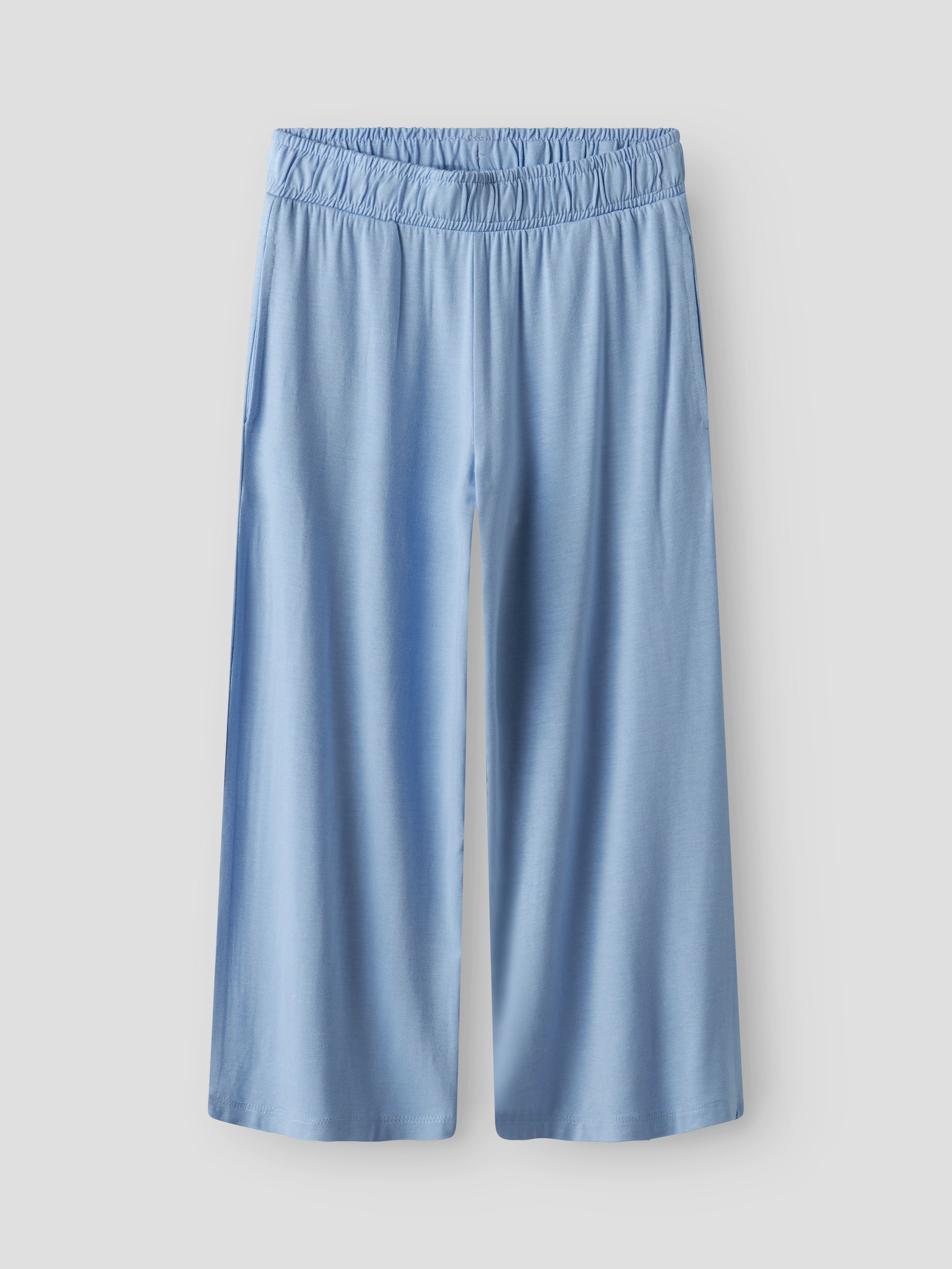 Ljusblå culotte byxa till ficka. Tjej byxor kort modell, perfekt för varma sommar dagar. 
NKFVULOTTE CULOTTE PANT
13227481