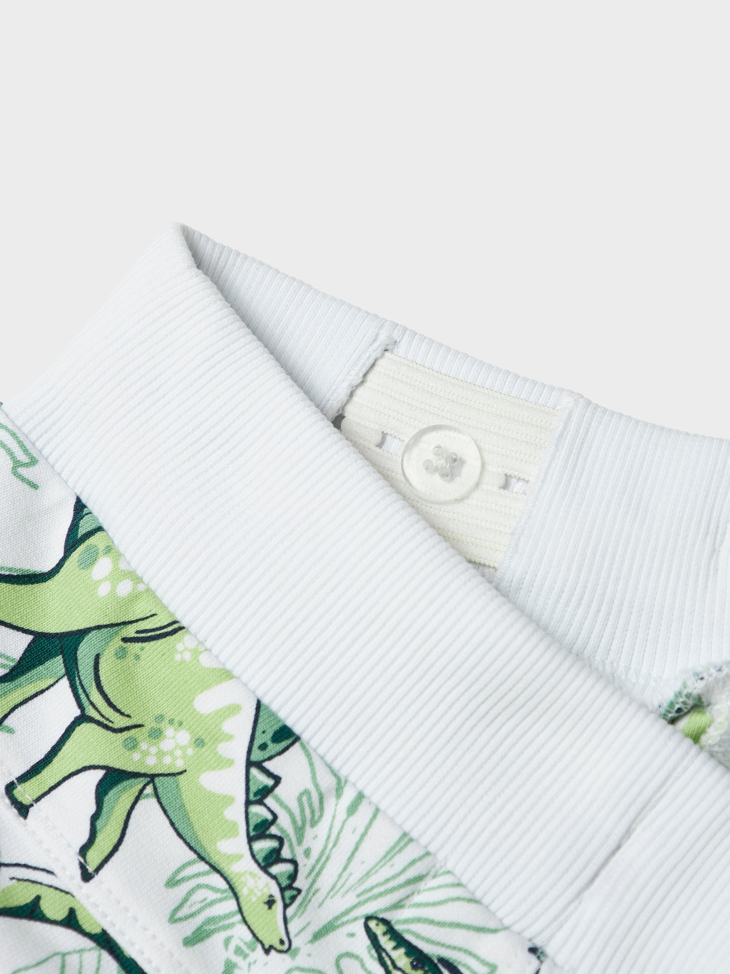 Söt mönstrad dinosaurie short till pojke. Sommar short till liten kille från Name it.
NMMVERMO AOP LONG SWE SHORTS UNB F NOOS
13215007