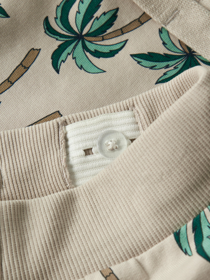 Beige mönstrad short med palmer till pojke. Sommar short till liten kille från Name it.
NMMVERMO AOP LONG SWE SHORTS UNB F NOOS
13215007