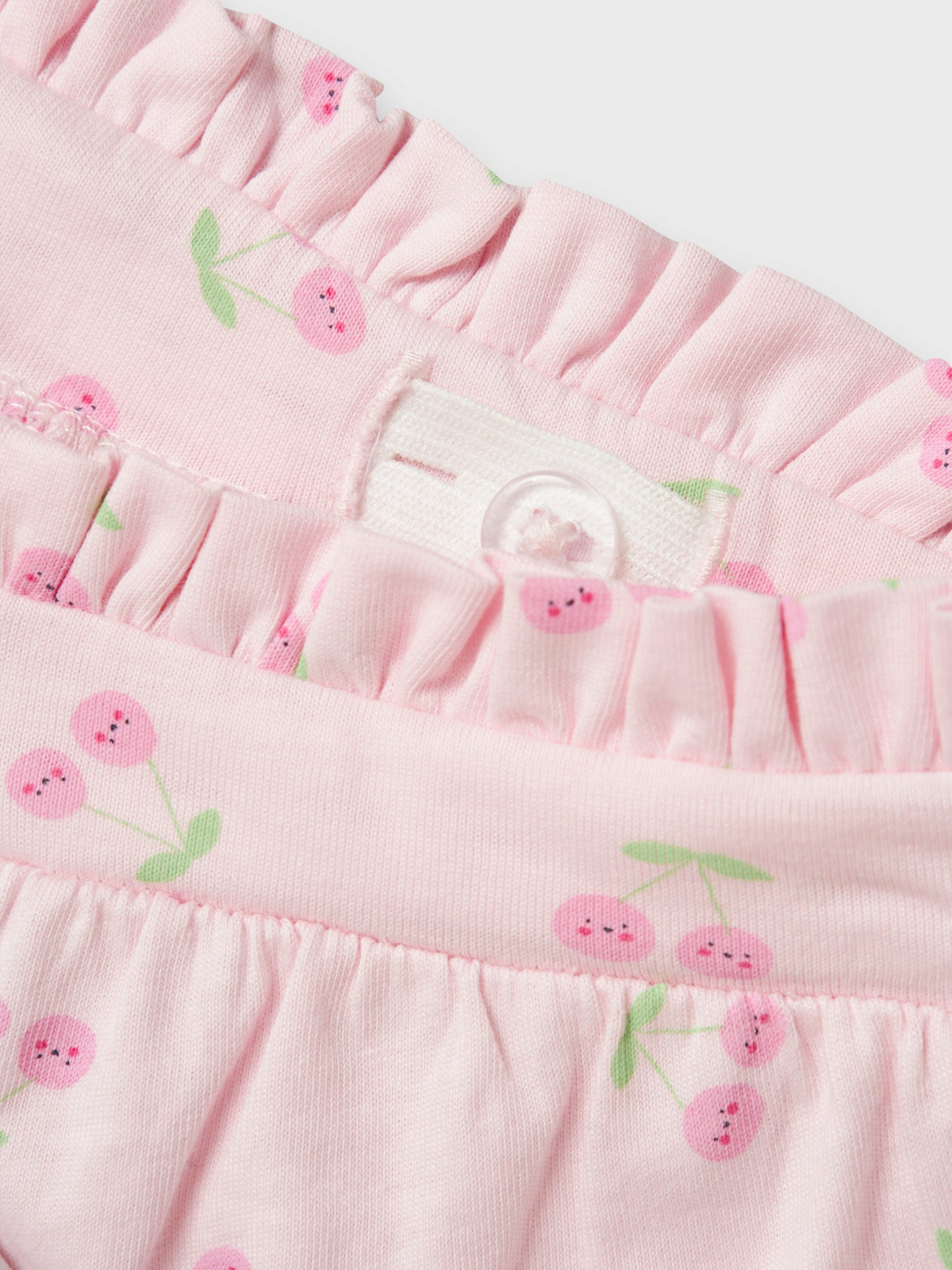Söt rosa shorts till flicka med blommor och körsbär.. Mönstrade flick shorts från Name it.
NMFVILINSE SHORTS
13228158