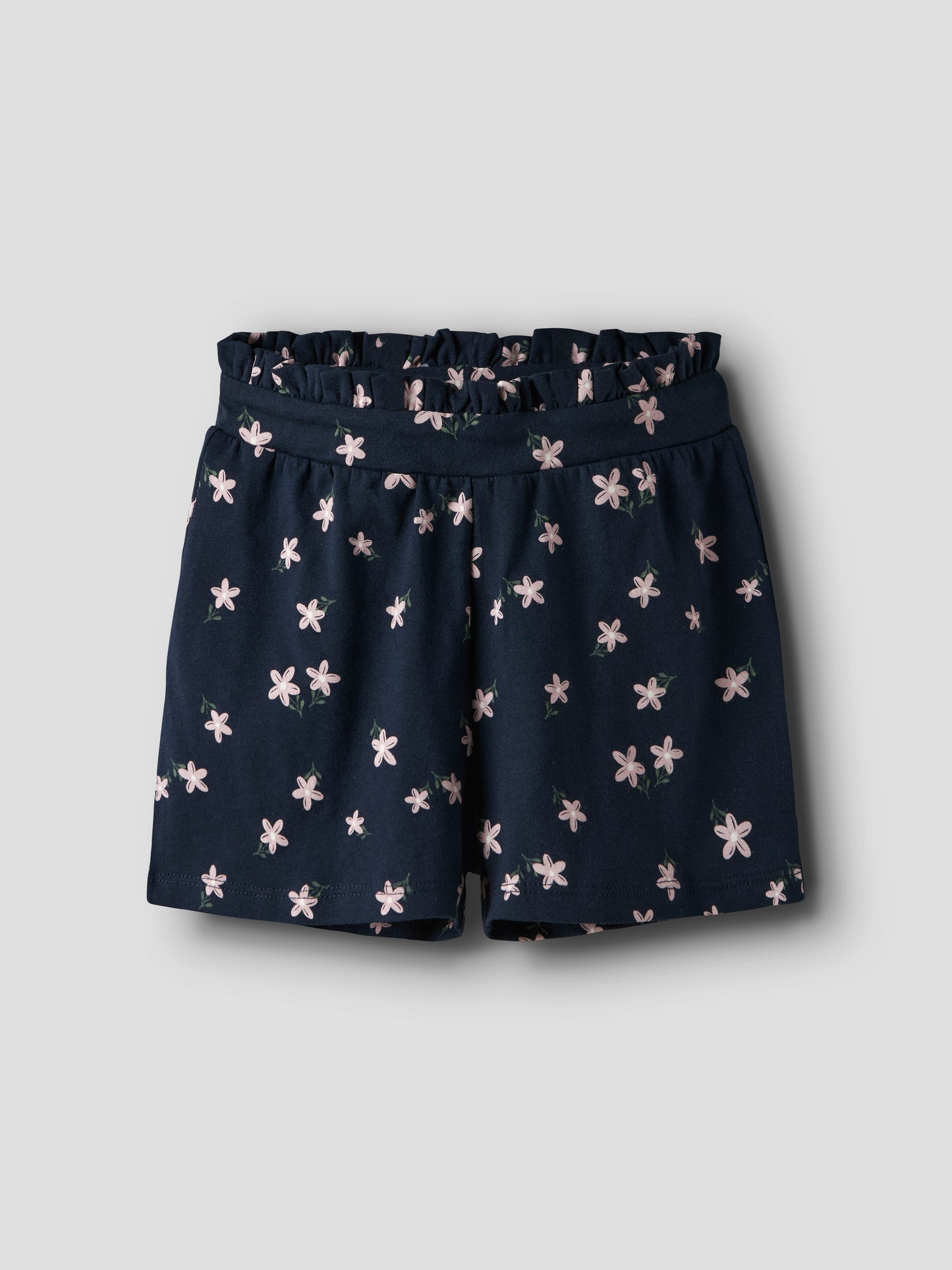 Söt mörk blå shorts till flicka med blommor. Blommiga flick shorts från Name it.
NMFVILINSE SHORTS
13228158