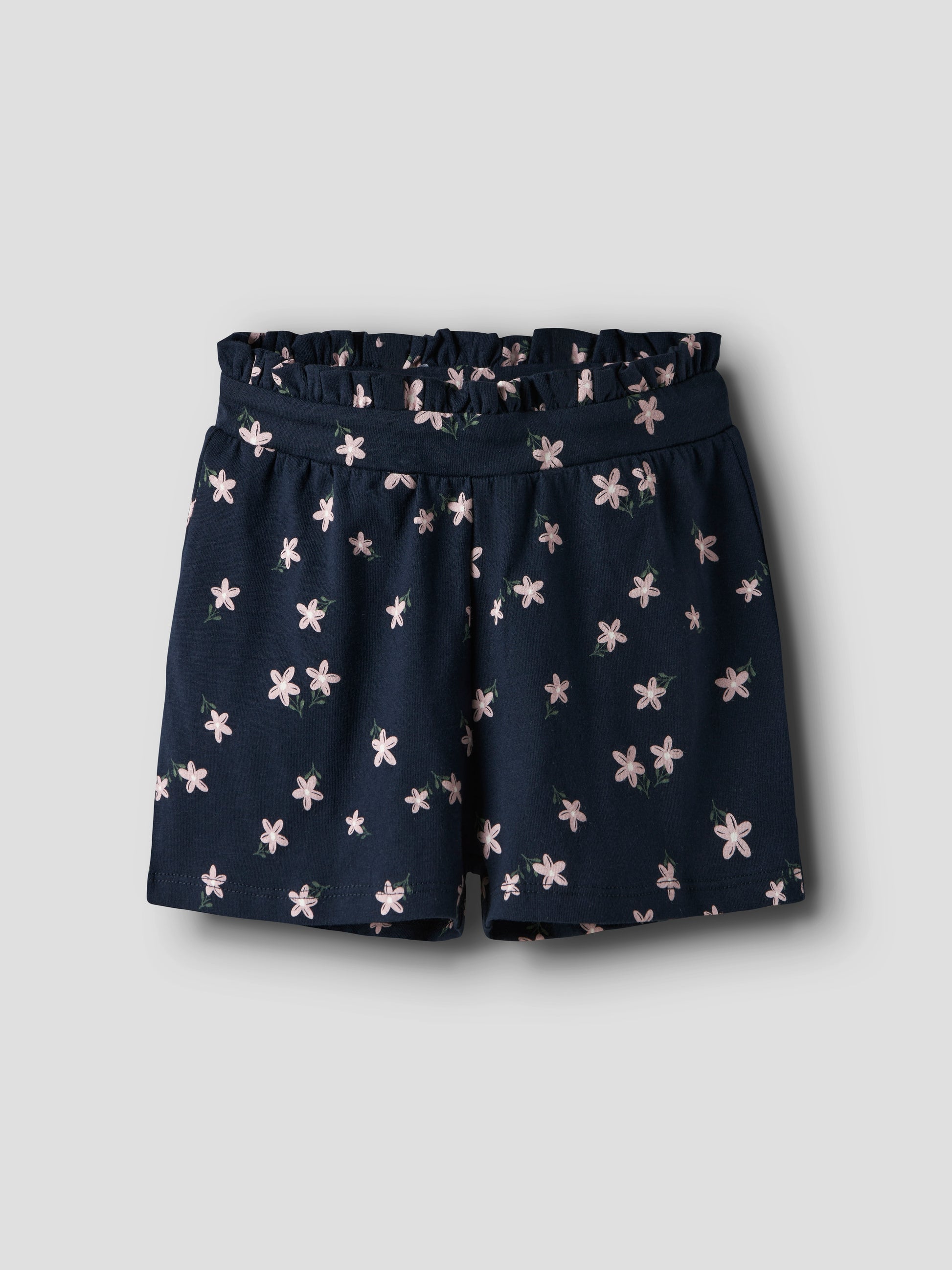 Söt mörk blå shorts till flicka med blommor. Blommiga flick shorts från Name it.
NMFVILINSE SHORTS
13228158