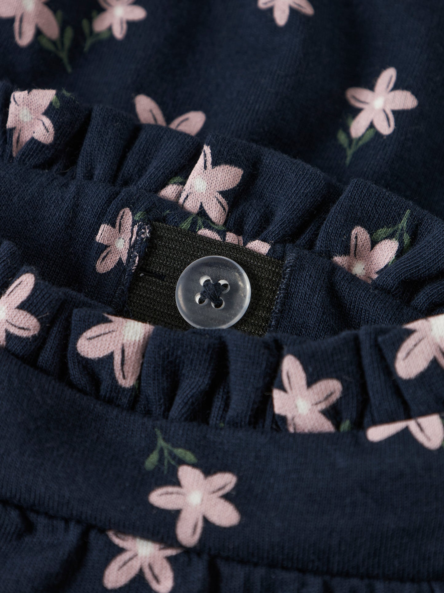 Söt mörk blå shorts till flicka med blommor. Blommiga flick shorts från Name it.
NMFVILINSE SHORTS
13228158