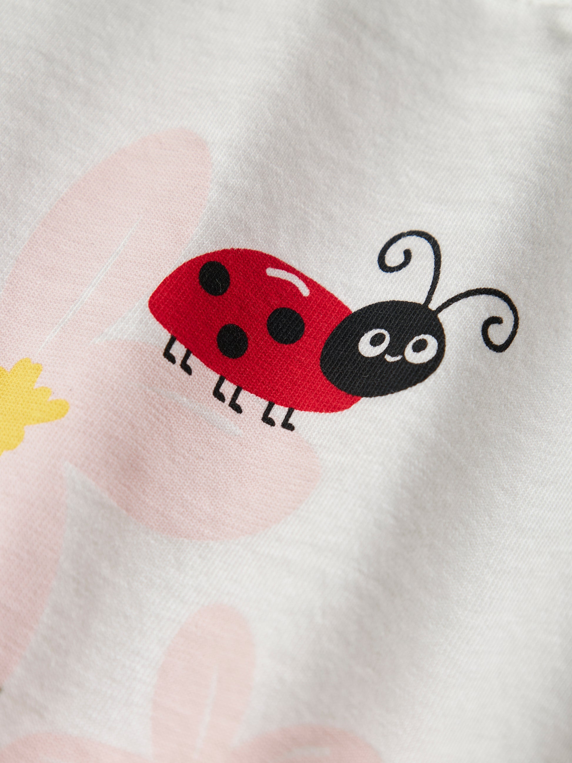 Vit kortärmad t-shirt till flicka. Topp med söt nyckelpiga och blommor på från Name it.
NMFVILINSE SS NREG SHORT TOP
13228157