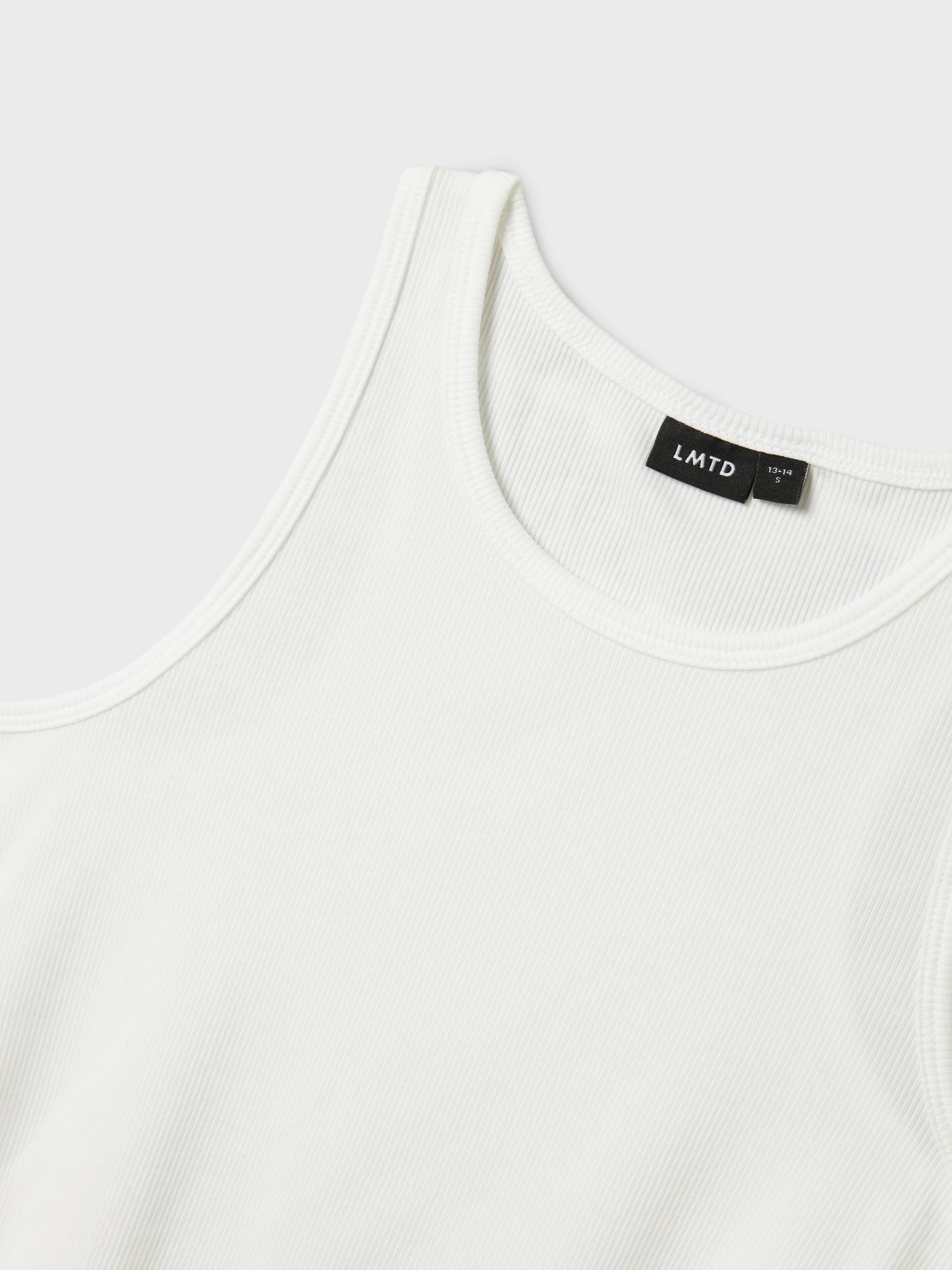 Snyggt stilrent ribbad linne till ungdom tjej. Vitt kort linne, ungdomskläder från LMTD.
NLFHINAJA CROP SOLID TANK TOP
13244542