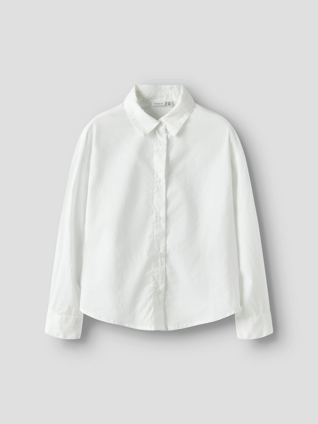 Vit tjej skjorta från Name it. Långärmad blus till flicka barn och ungdom. Klä upp ditt barn för speciella tillfällen eller vardag med coola skjortor som låter ditt barn röra sig och leka. Poplin är ett lätt, vävt tyg med slät och jämn yta för en fräsch och cool look.
NKFFEMMA
13240445
