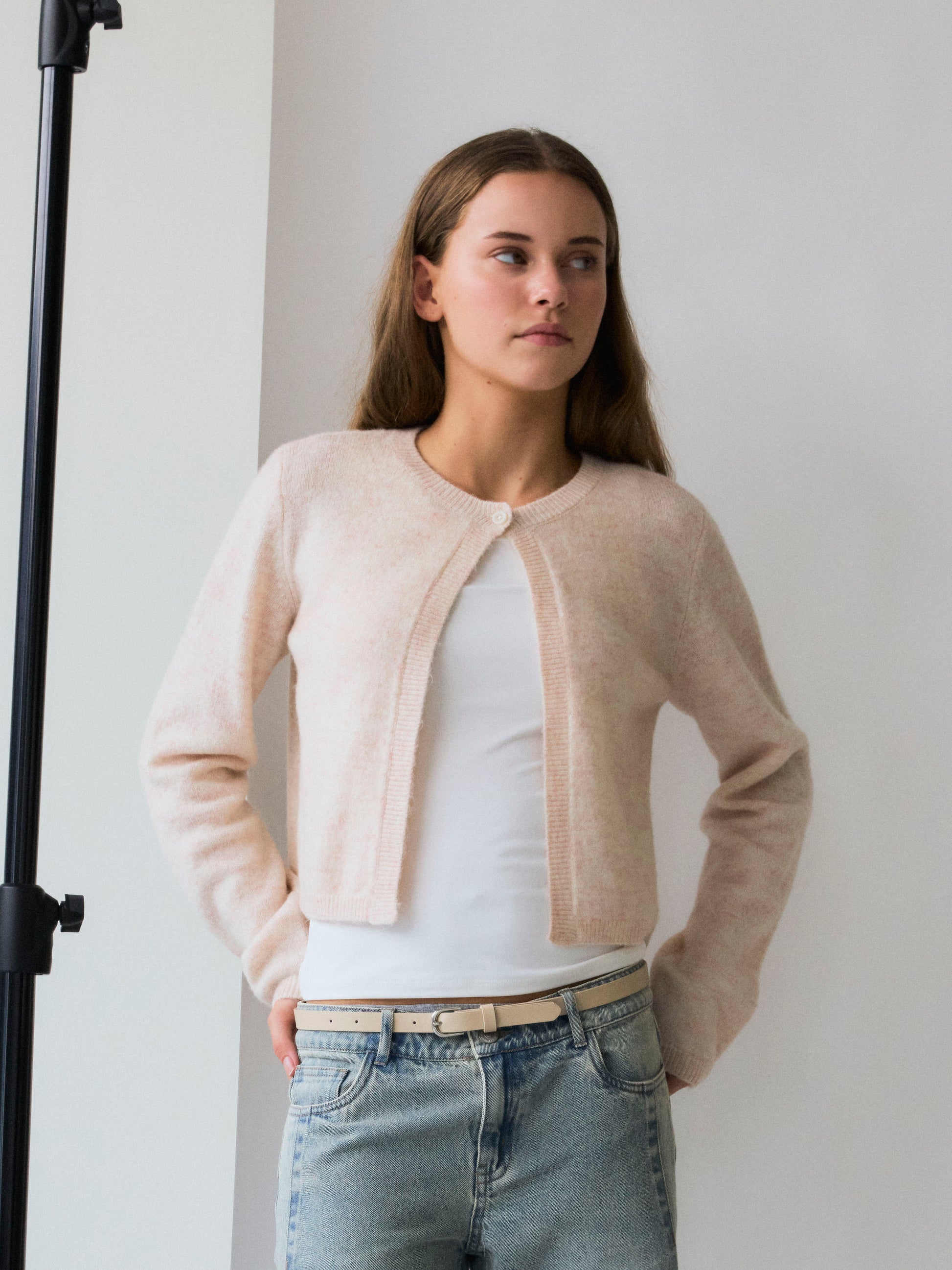 Söt rosa kofta till tjej från LMTD. Stickad kofta med en knapp i halsen, rund hals.
NLFLODET LS CROP S CARDIGAN
13241325