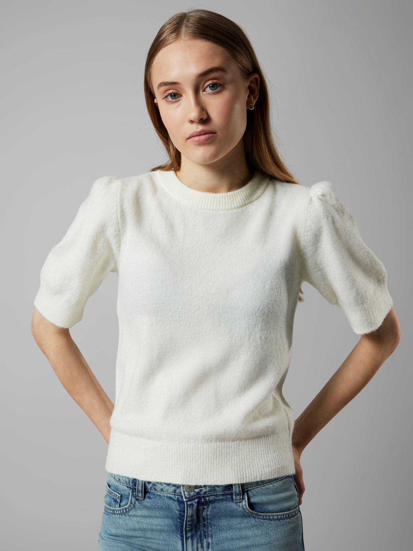 Tjej klädd i vit stickad  tröja med korta ärmar. Ungdomskläder från LMTD.
NLFLODET SS SHORT PUFF KNIT
13241433