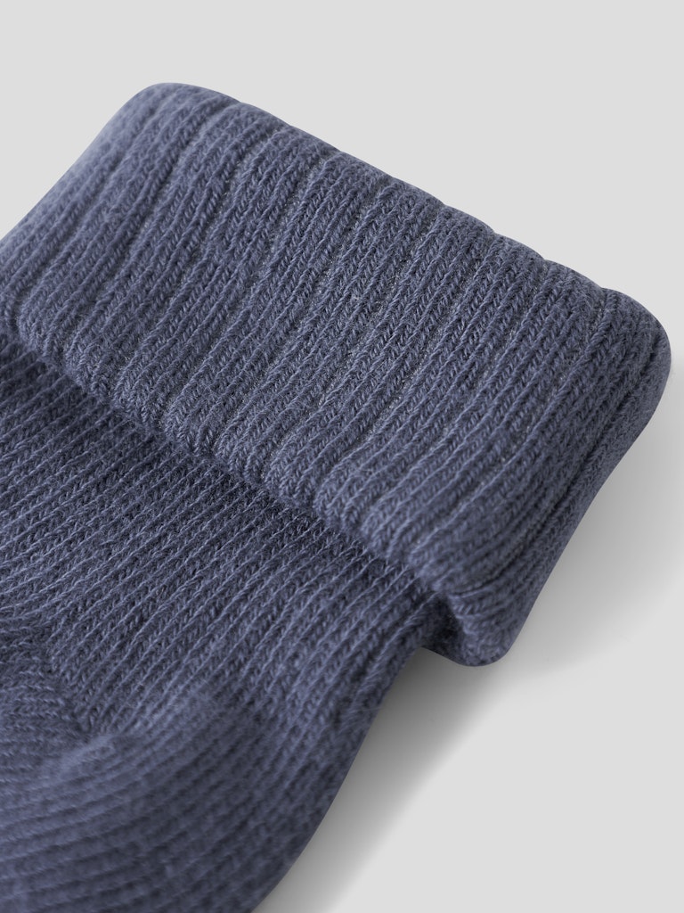 Blå baby strumpa till pojke. Bebis strumpor till nyfödd. Strumpor som sitter kvar.
NBMNOBBU SOCK
13207468