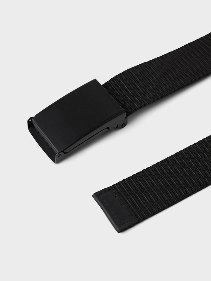 Svart skärp till pojke. Barn skärp till kille. Stort spänne, lätt att stänga och öppna. Bälte till ungdom, ungdomskläder.
NKMACC-RICK BELT
13227077