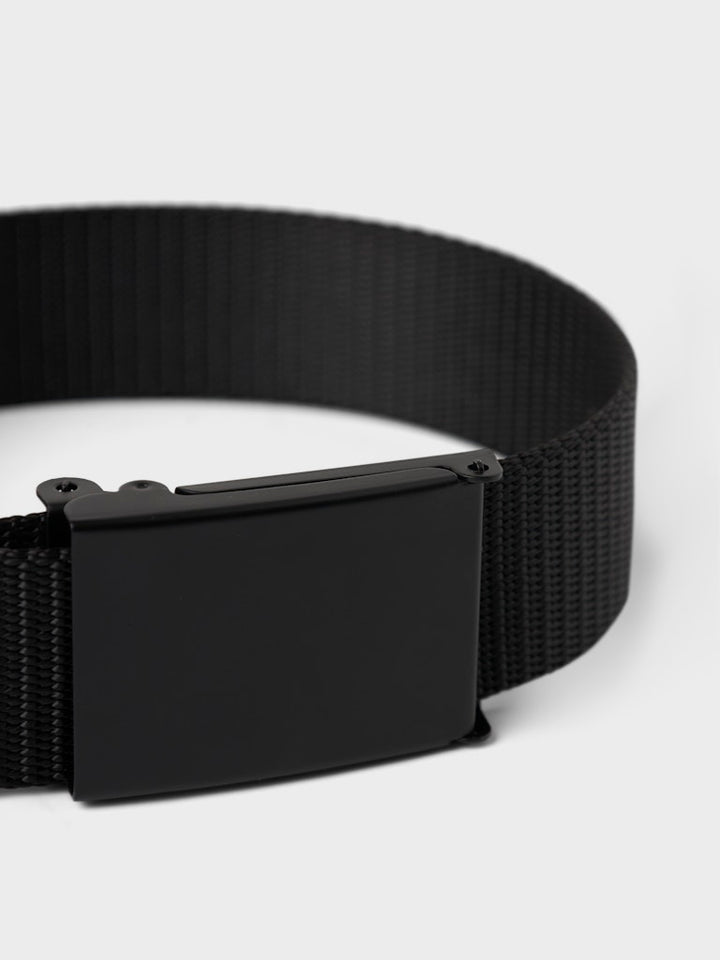 Svart skärp till pojke. Barn skärp till kille. Stort spänne, lätt att stänga och öppna. Bälte till ungdom, ungdomskläder.
NKMACC-RICK BELT
13227077