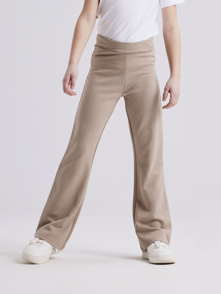 Beige utsvängda byxor till flicka. Bootcut byxa flared från Name it.
NKFFRIKKALIA BOOTCUT PANT
13177337