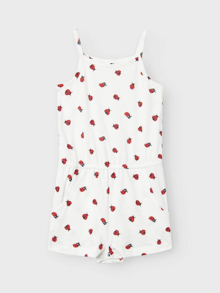 Vit jumpsuit med röda små söta nyckelpigor. Shortsdress med smala axelband perfekt för lek och skoj.