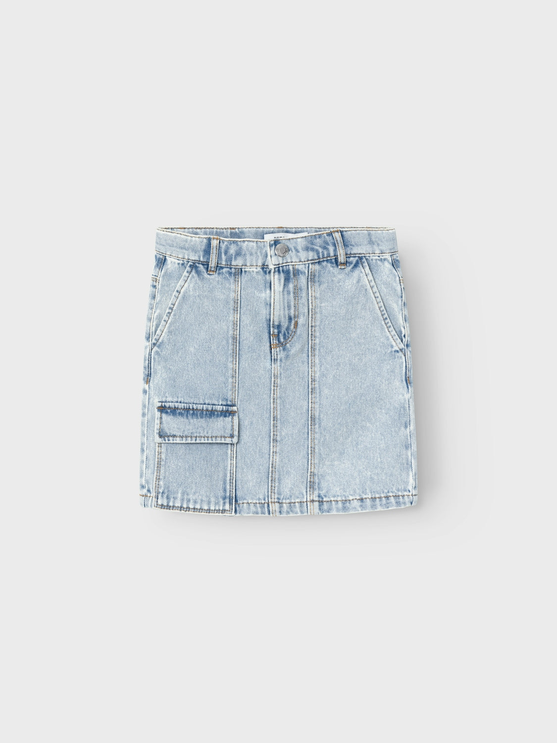 Snygg jeans kjol i tvättad look. Ficka på låret och flera snygga detaljer.