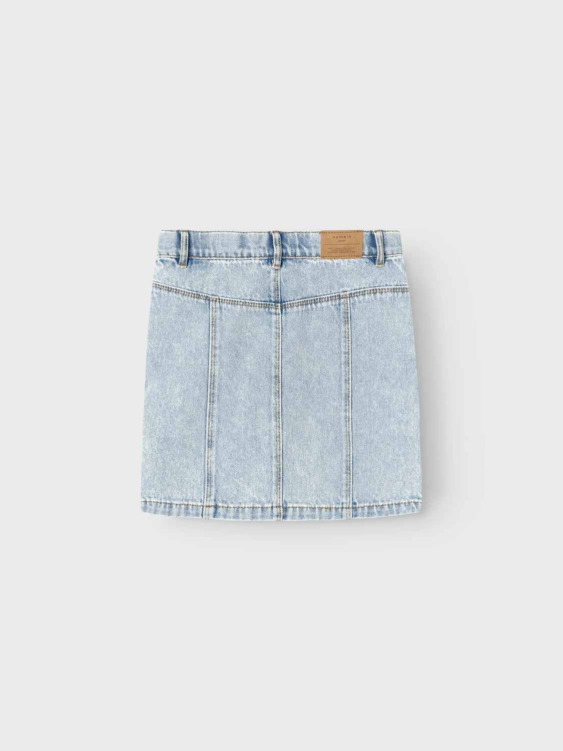 Snygg jeans kjol i tvättad look. Ficka på låret och flera snygga detaljer.