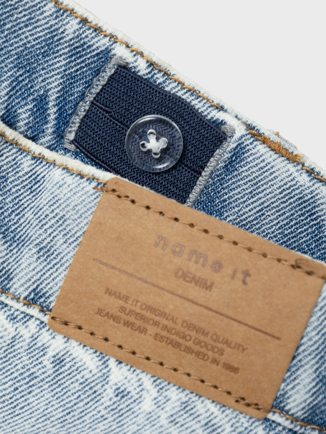 Snygg jeans kjol i tvättad look. Ficka på låret och flera snygga detaljer.