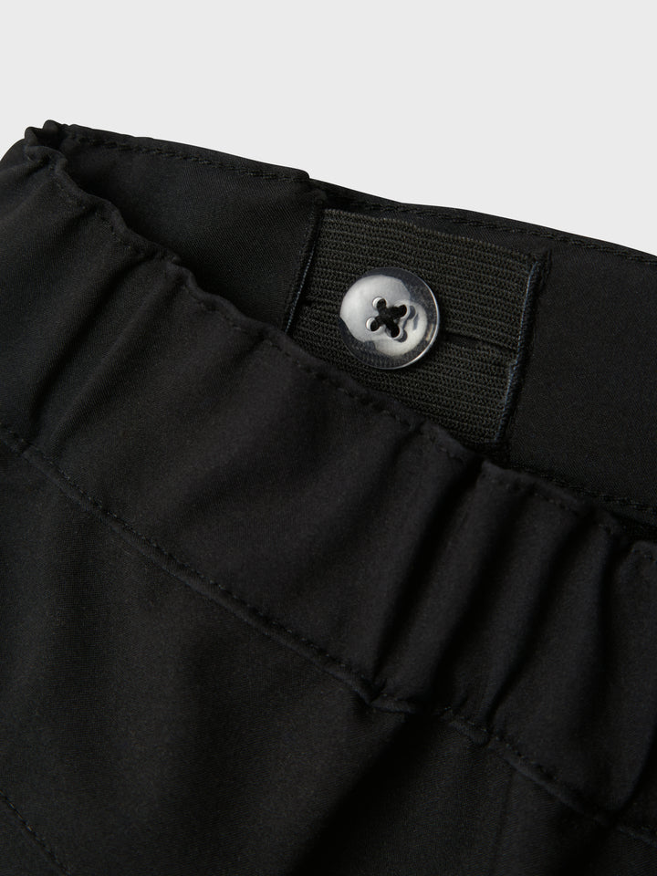 Tunn svart softshell byxa till tjej och kille. Överdrags byxor till kille och tjej från Name it.
NKNALFALIGHT08 PANT REG FO NOOS
13236564
