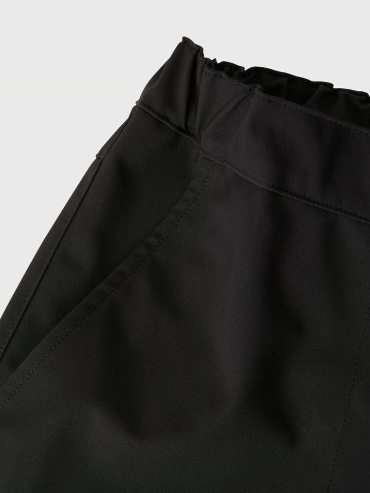 Tunn svart softshell byxa till tjej och kille. Överdrags byxor till kille och tjej från Name it.
NKNALFALIGHT08 PANT REG FO NOOS
13236564