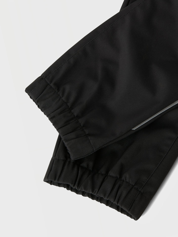 Tunn svart softshell byxa till tjej och kille. Överdrags byxor till kille och tjej från Name it.
NKNALFALIGHT08 PANT REG FO NOOS
13236564