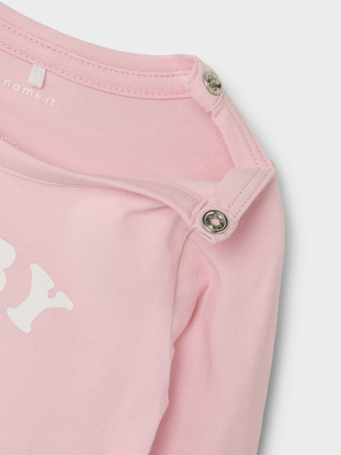 Superfin rosa body med texten baby på bröstet. en villha bodysuit för din lilla bebis.