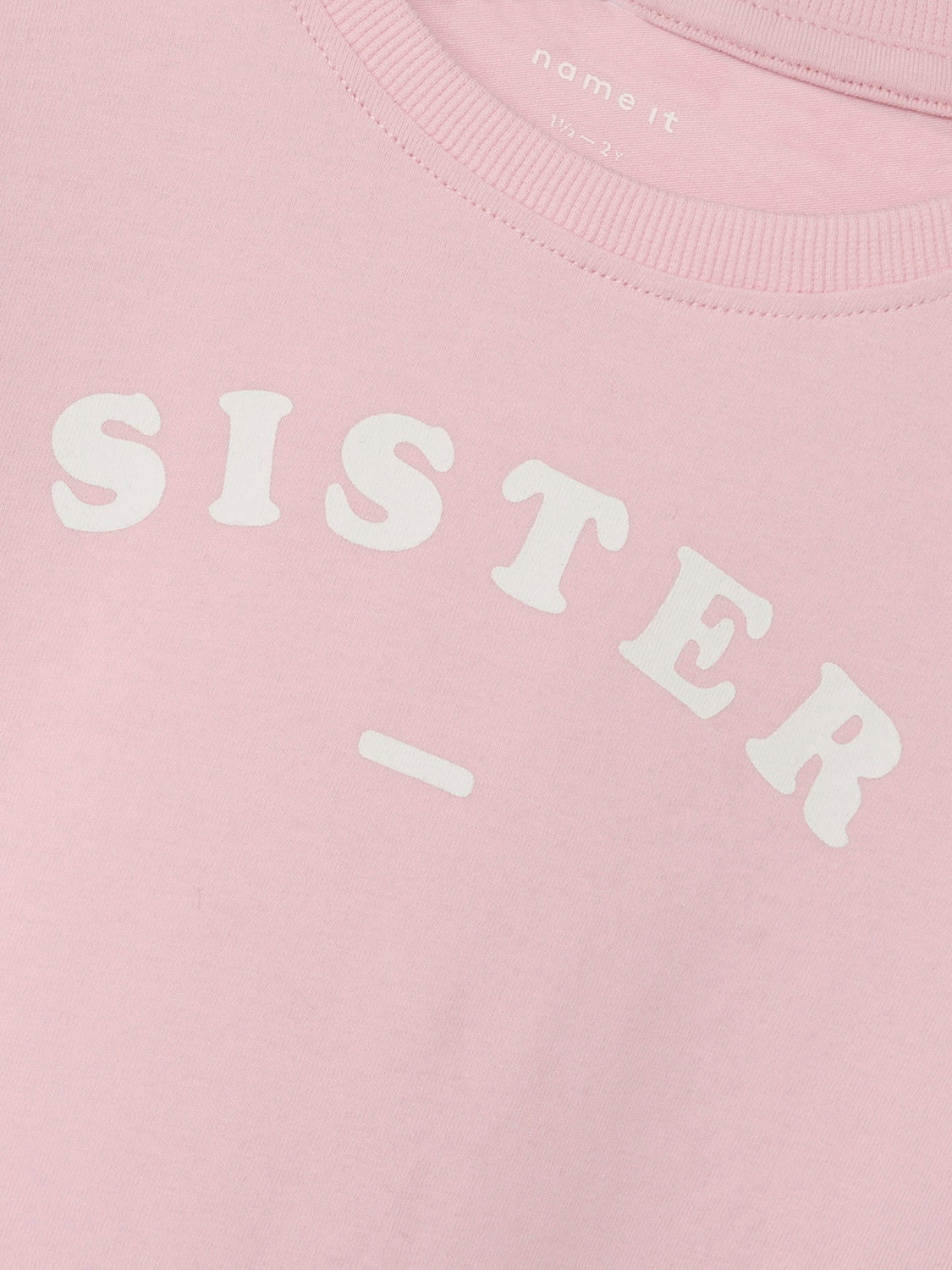 Kortärmad t-shirt med texten sister, superfin rosa topp till storasyster. Liknande finns till småsyskonen med texten baby.