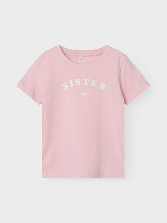 Kortärmad t-shirt med texten sister, superfin rosa topp till storasyster. Liknande finns till småsyskonen med texten baby.