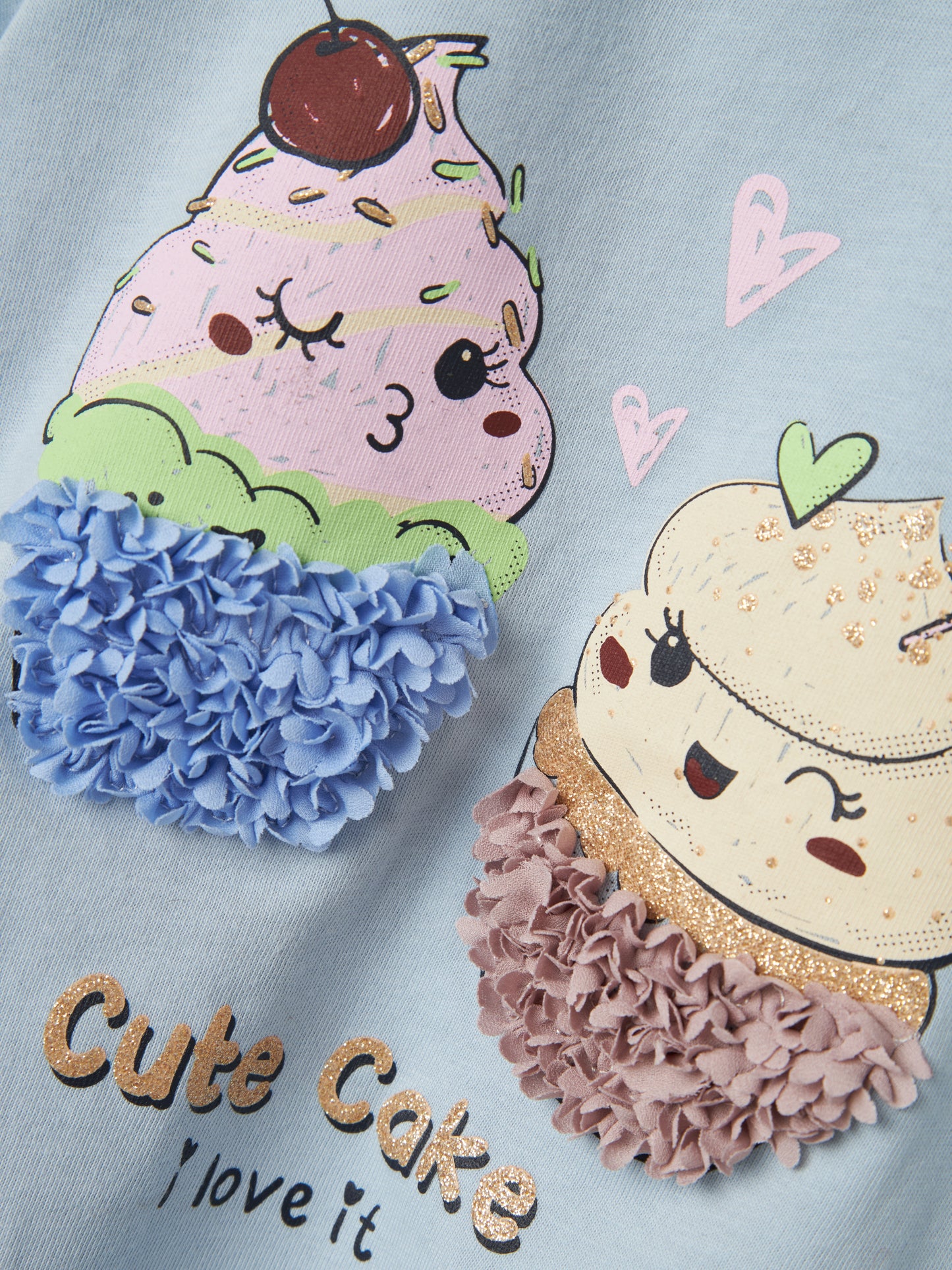 Kortärmad T-shirt till flicka. Blå topp med glitter och paljetter, Cupcakes. Ekologiska barnkläder från Name it.
NMFBETHANY SS TOP BOX
13237842