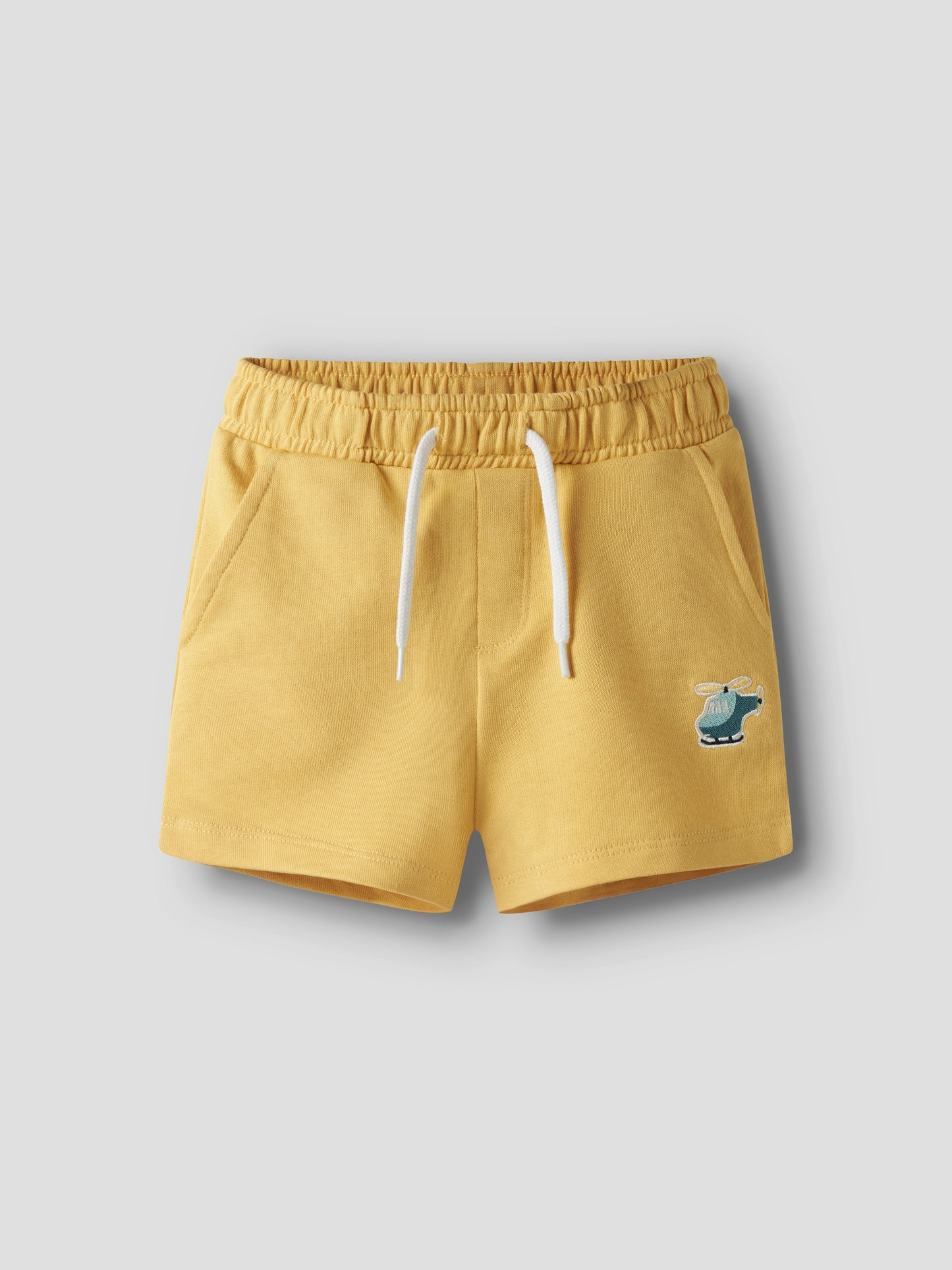 Gul sweat short till pojke med broderad helikopter på. Barn shorts från Name it.
NMMFRITZO NREG SWE SHORTS UNB PB
13238144