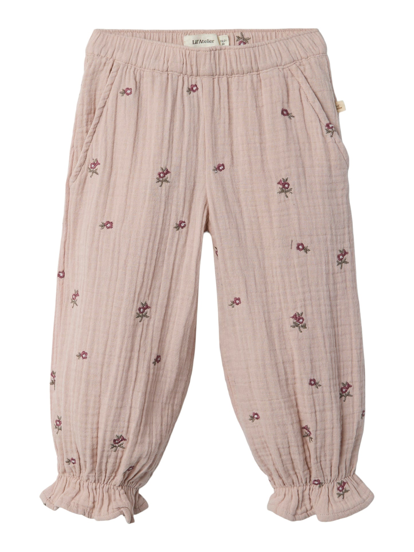 Rosa byxor med blommor på till flicka. Vävd byxa till tjej från Lil' Atelier, ekologiska barnkläder.
NMFTAMINA PANT LIL
13238273