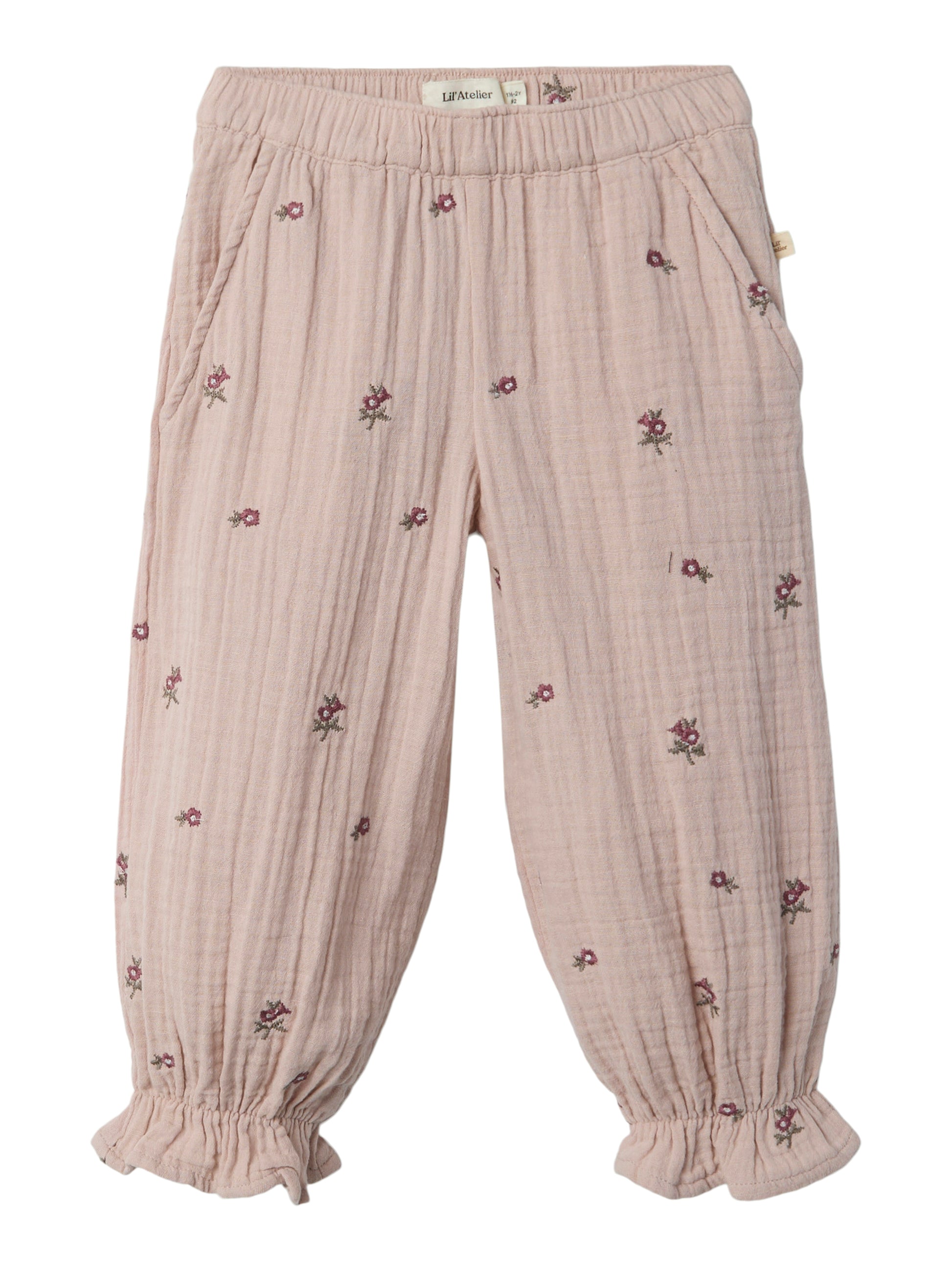 Rosa byxor med blommor på till flicka. Vävd byxa till tjej från Lil' Atelier, ekologiska barnkläder.
NMFTAMINA PANT LIL
13238273